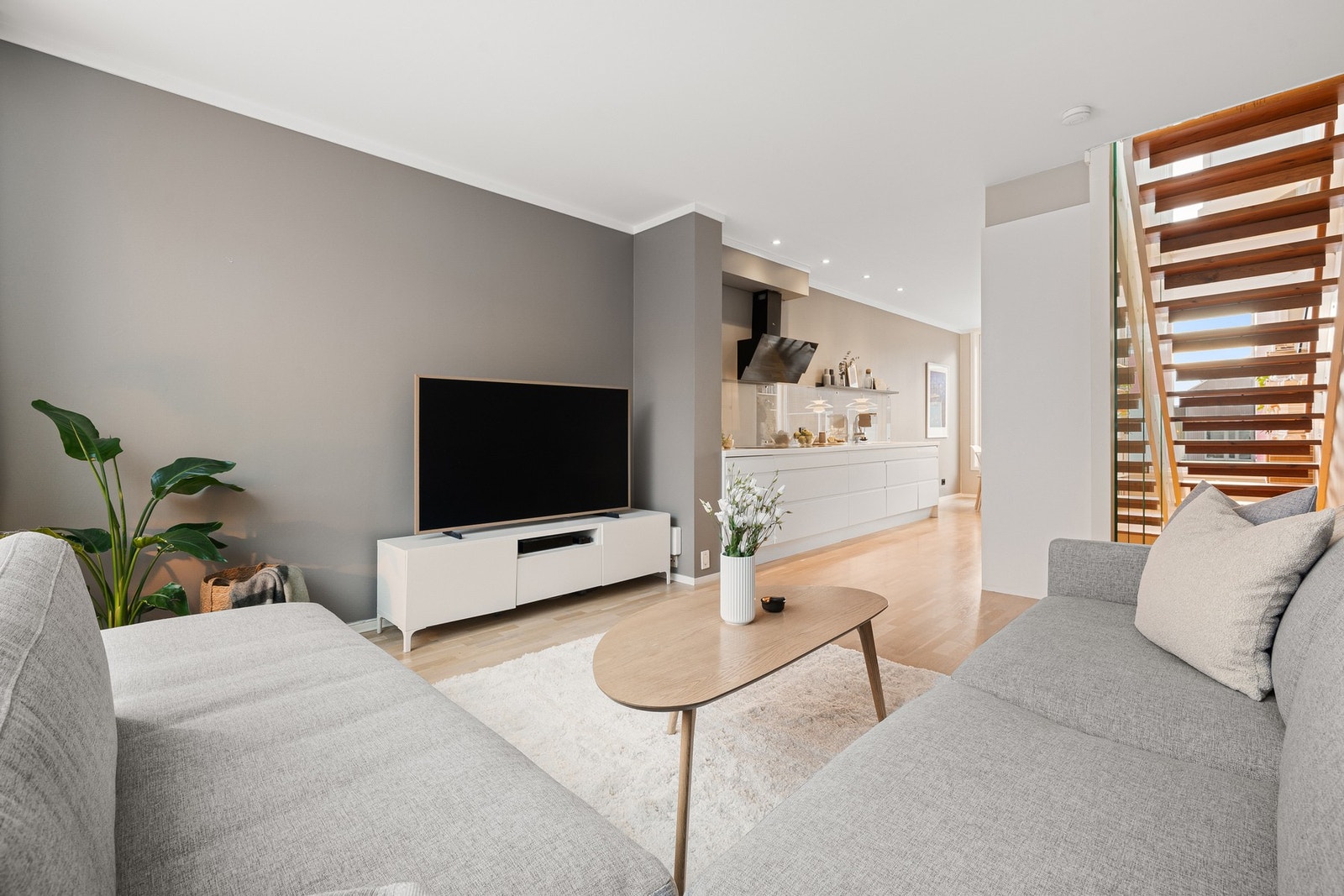 Åpen og fin løsning hvor stue og spisestue likevel er skjermet fra hverandre. Galleribilde