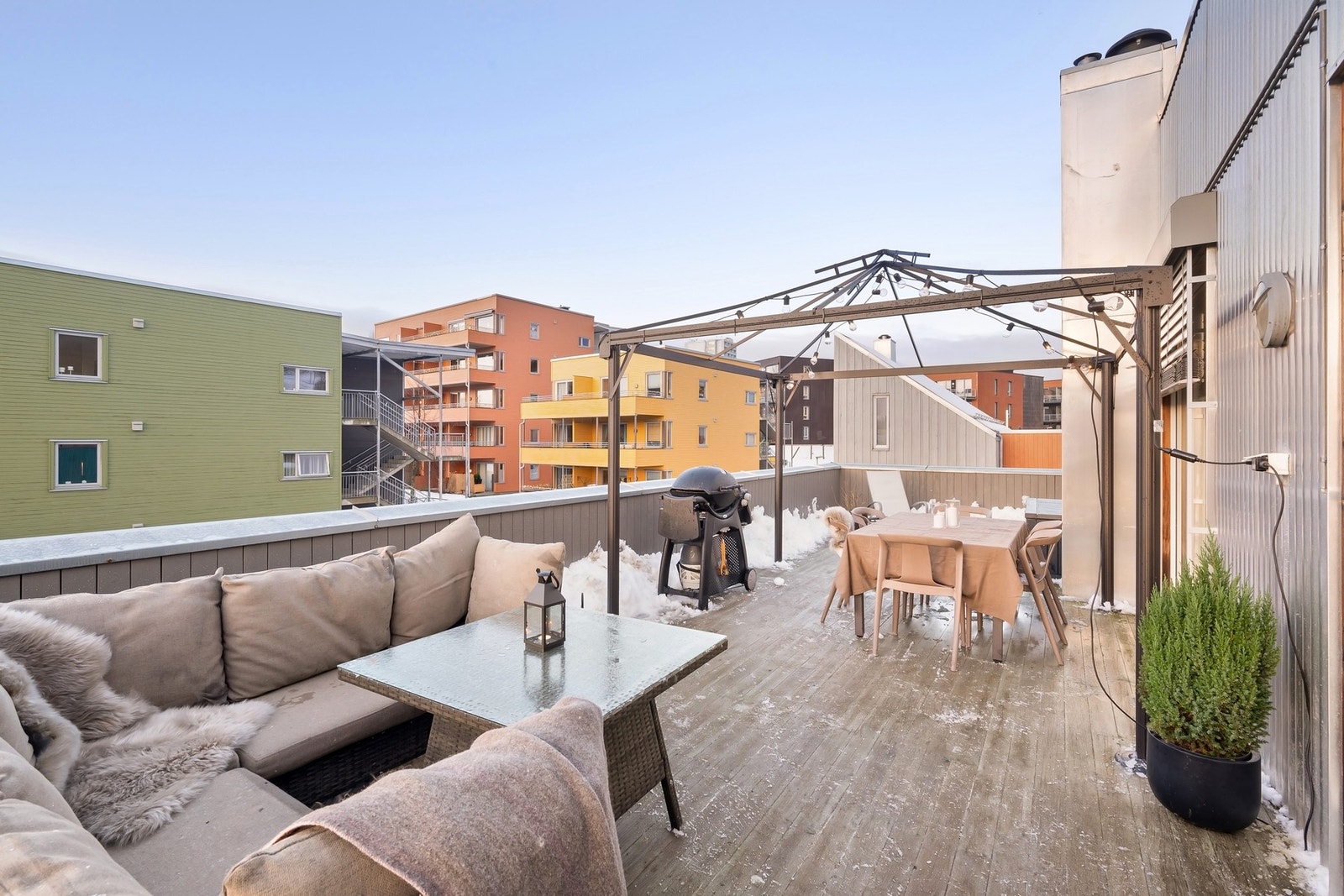 Størrelsen gjør det godt egnet å innrede med flere soner. Paviljong medfølger i handelen. Galleribilde