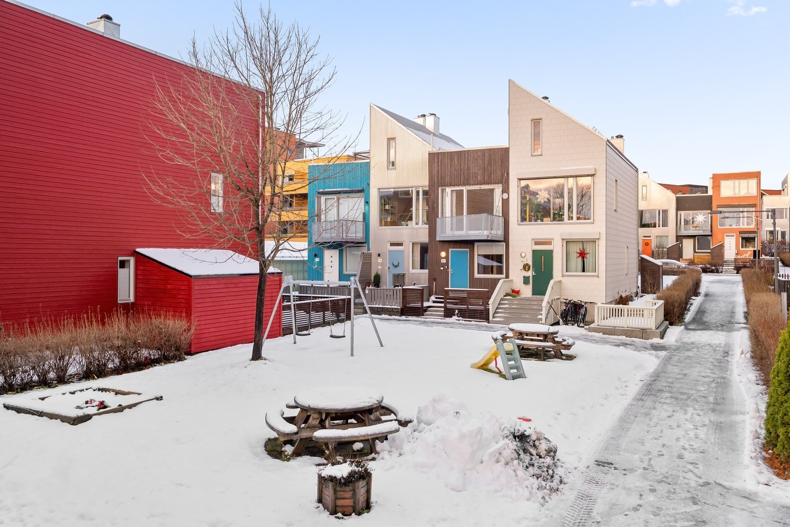 Boligen har en av de bedre beliggenhetene i området. Ligger åpent og fint til, med nærhet til lekeplass, hvor barna kan leke i trygge omgivelser. Galleribilde