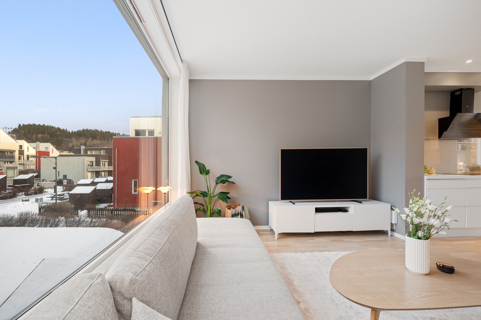 Lys og trivelig stue. Store vindusflater med rikelig lysinnslipp og fin utsikt opp mot Estenstadmarka. Galleribilde