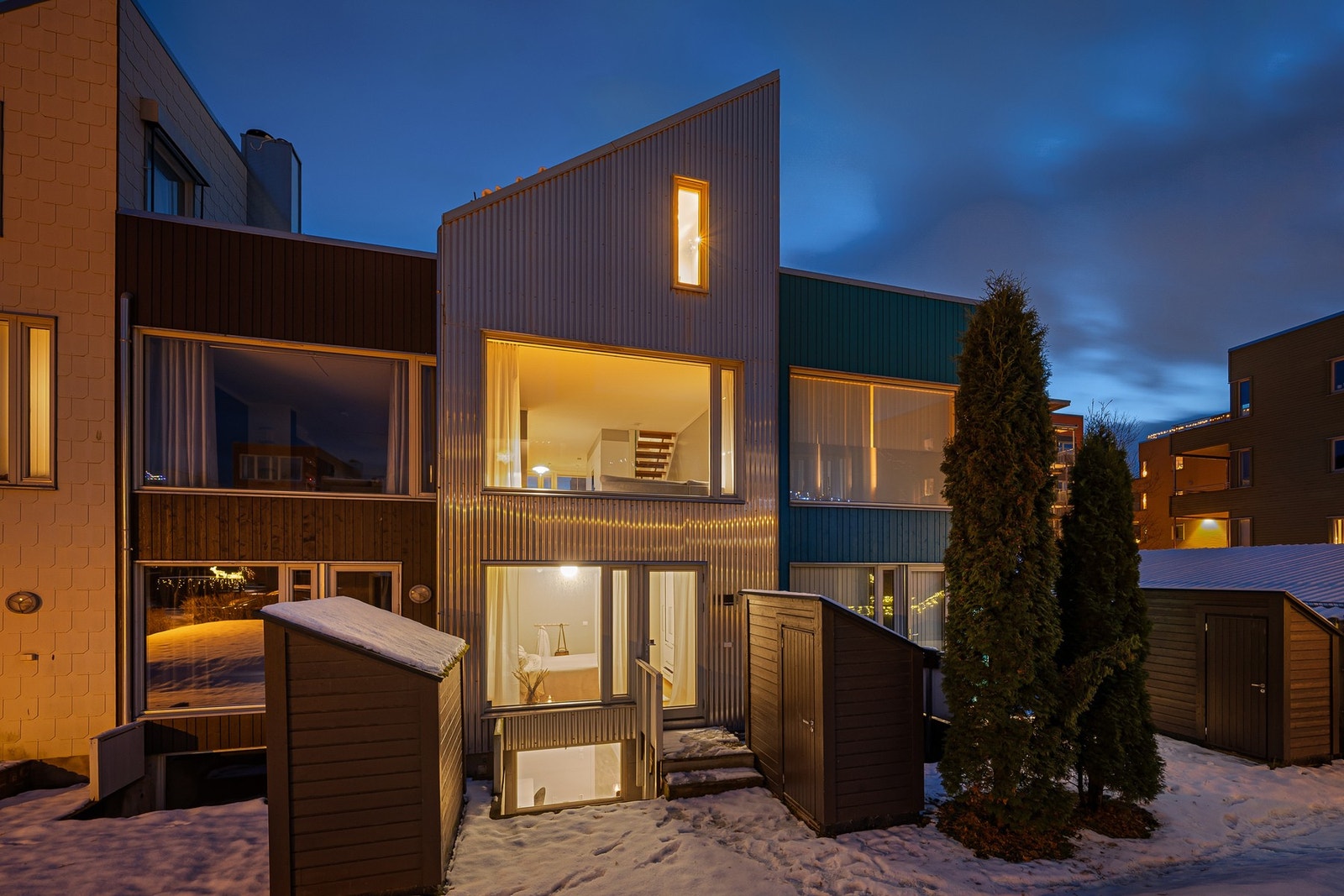 På baksiden er det koselig hage, og uteområde, med en utvendig bod. Galleribilde