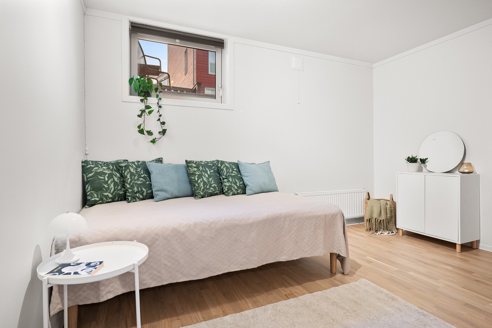 Boligen har en fleksibel, innholdsrik og god planløsning. Her får du 4 soverom, både loft- og kjellerstue i tillegg til 2 bad. Galleribilde