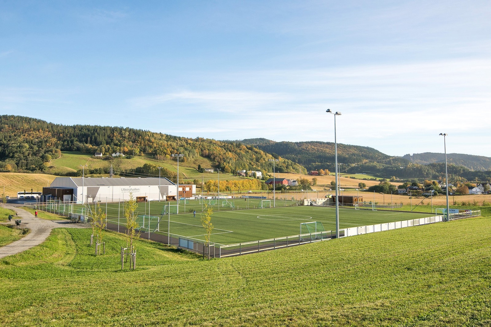 Umiddelbar nærhet til en fantastisk idrettsanlegg, med et stort tilbud til barne i regi av Utleira IL. Galleribilde
