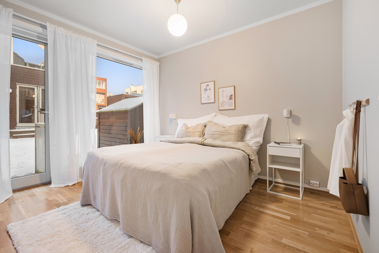 Stort hovedsoverom på 12,9 kvm. Direkte utgang til hage. Galleribilde