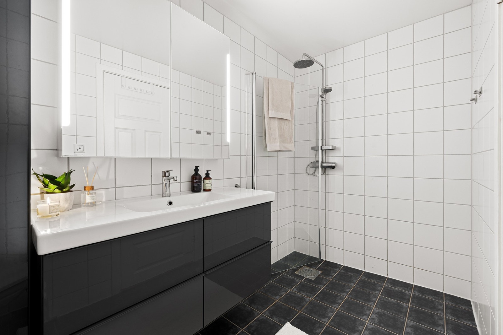 I 1. etasje er det et delikat flislagt bad, med behagelig gulvvarme. Galleribilde