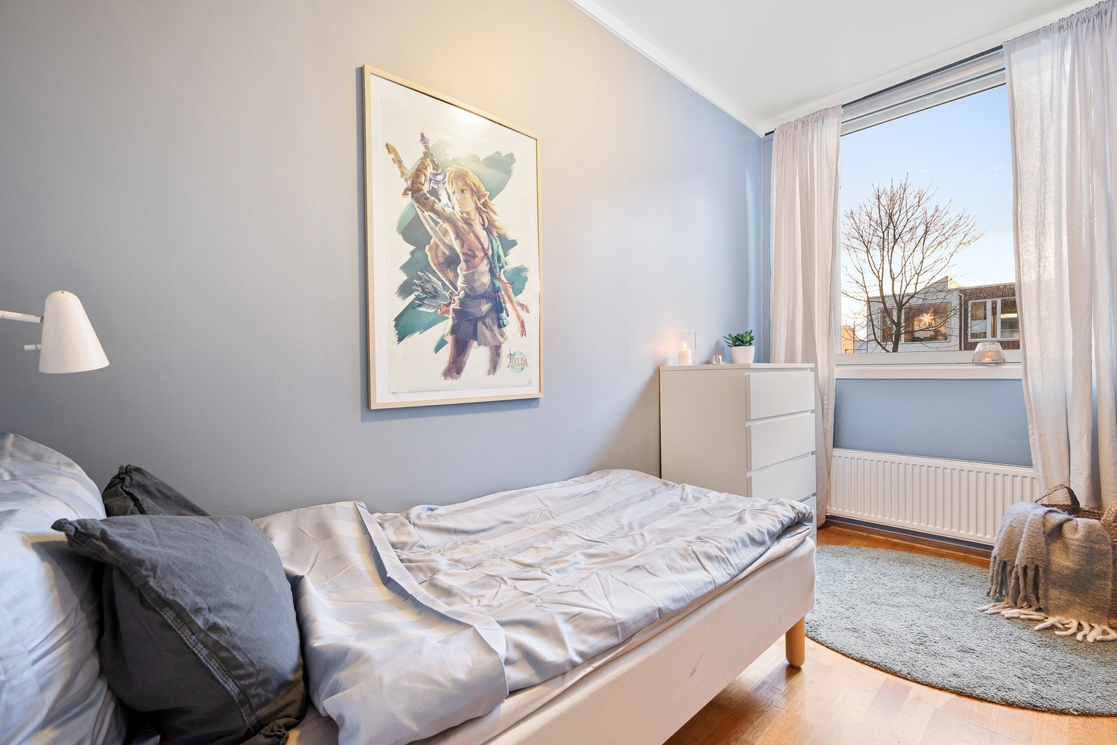 Soverom 4 ligger også i 1. etasje. Rommet er oppmålt til 6,3 kvadratmeter av takstmann. Galleribilde