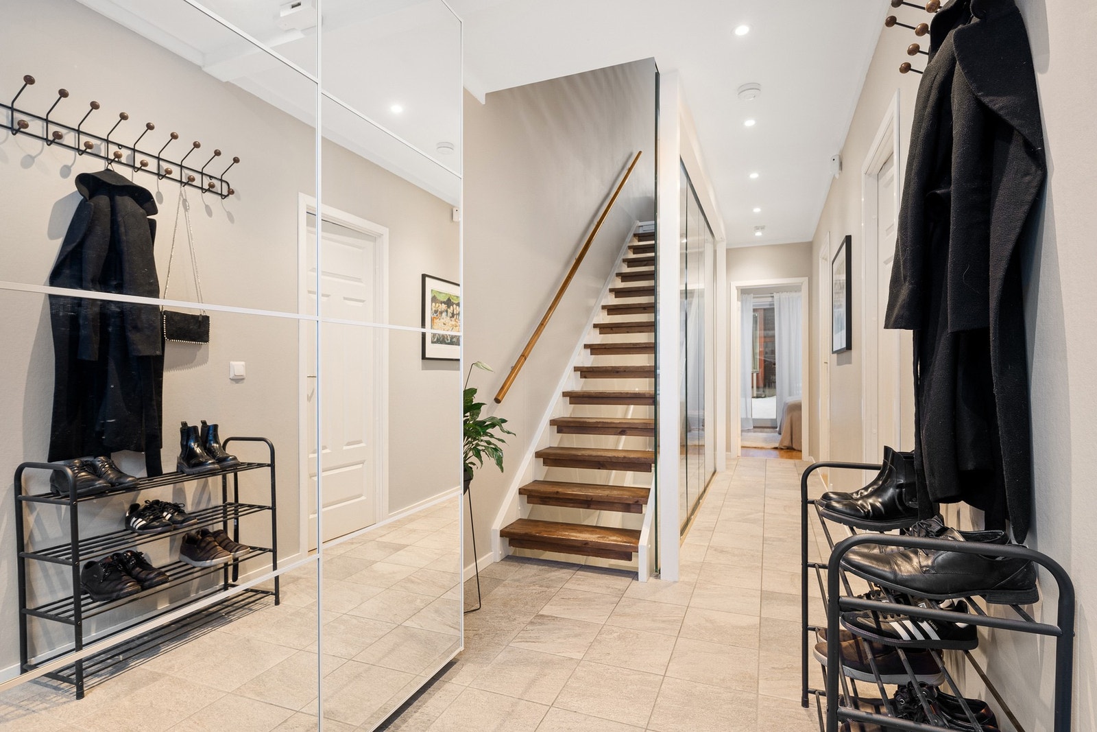 Lys og innbydende entré og gang på 12,7 kvm. Skyvedørsgarderobe. Praktisk, slitesterk flis i inngangsparti. Downlights i himling. Galleribilde