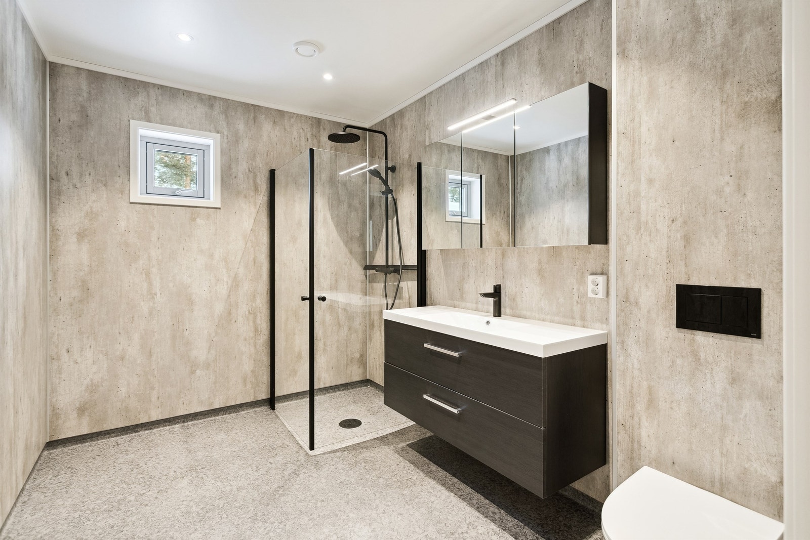 Dusjhjørne på badet med glassdører Galleribilde