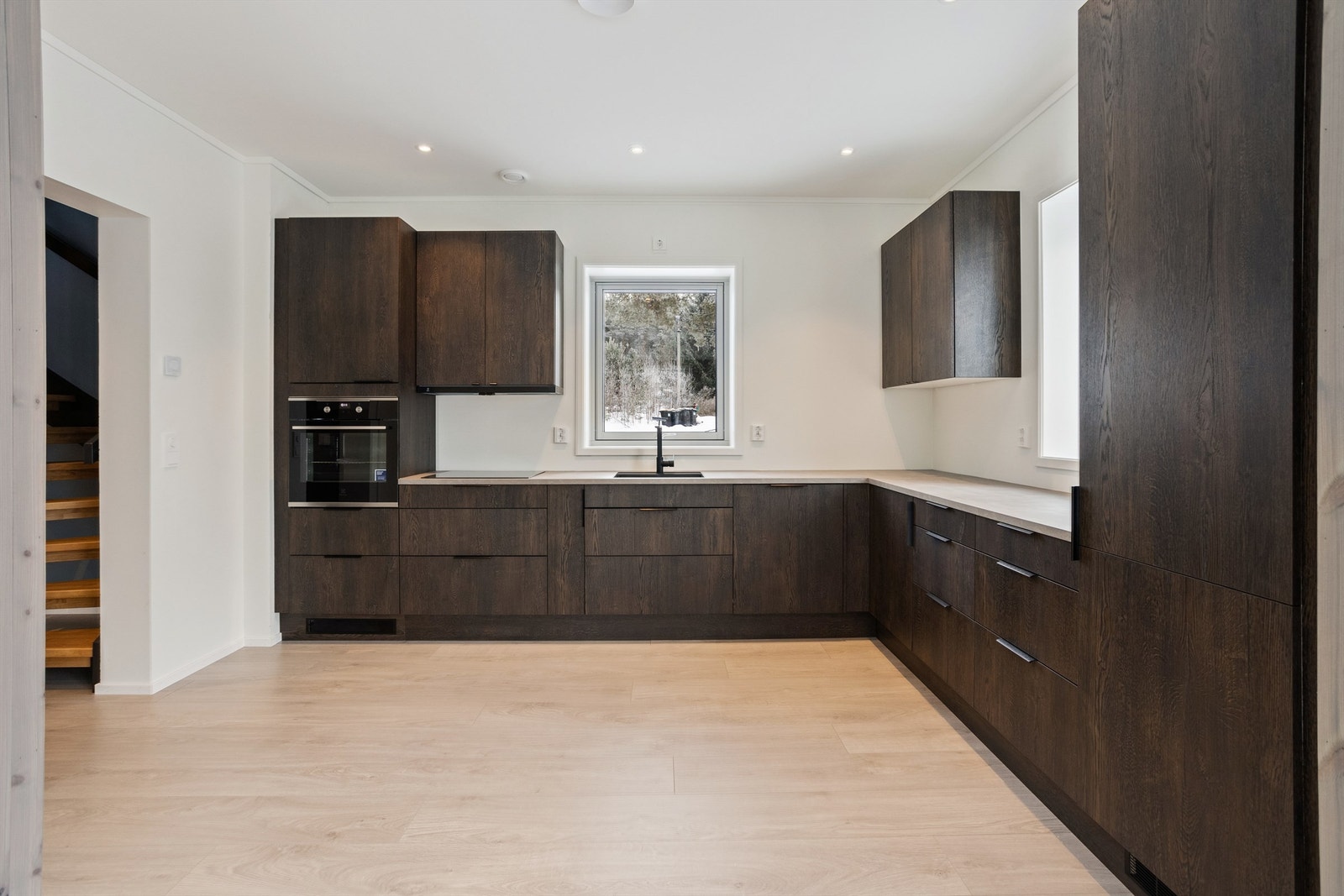 Kjøkken med innholdsrik innredning Galleribilde