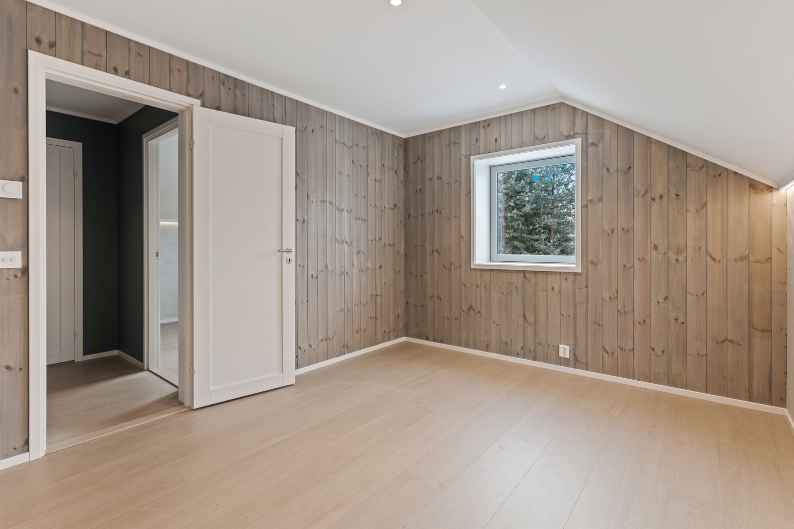 Boligen har i alt 4 soverom - ett på hovedplan og 3 i 2. etasje Galleribilde