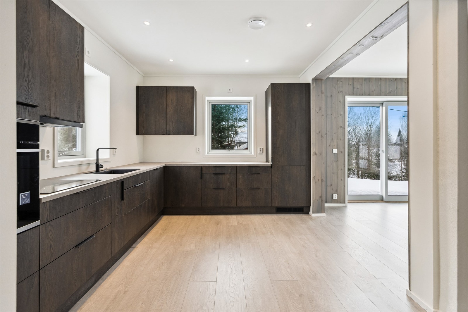 Kjøkkeninnredning med integrerte hvitevarer Galleribilde