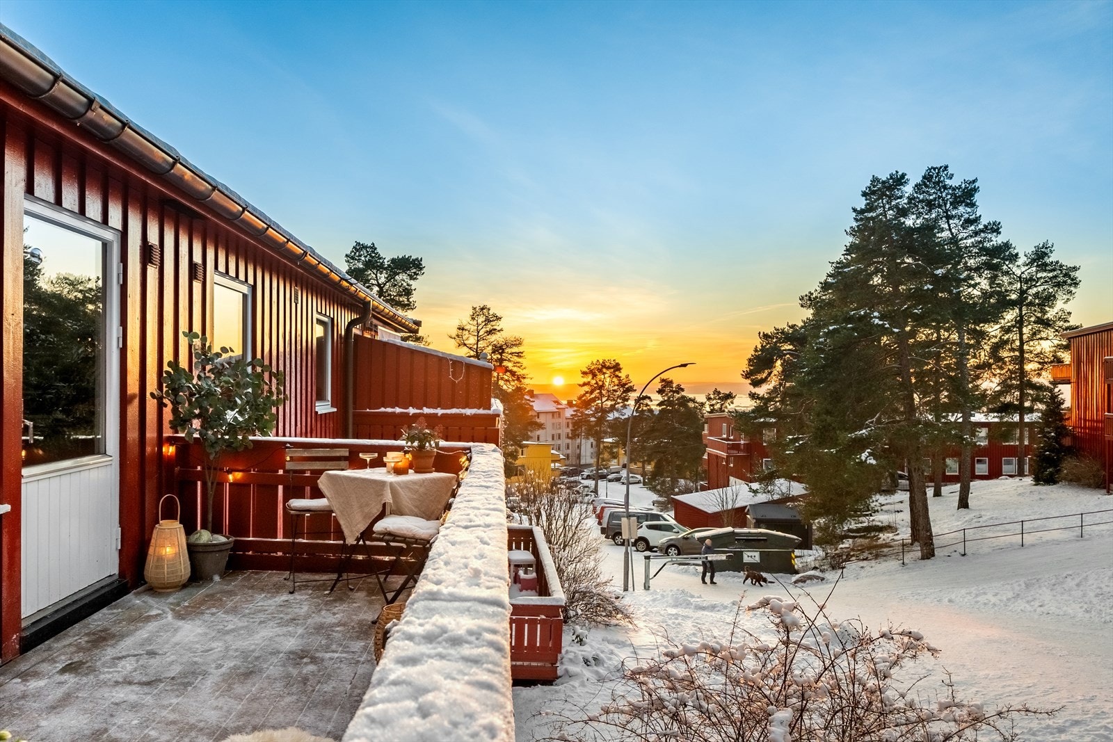 På balkongen ble det i 2018 lagt nytt terrassebord Galleribilde
