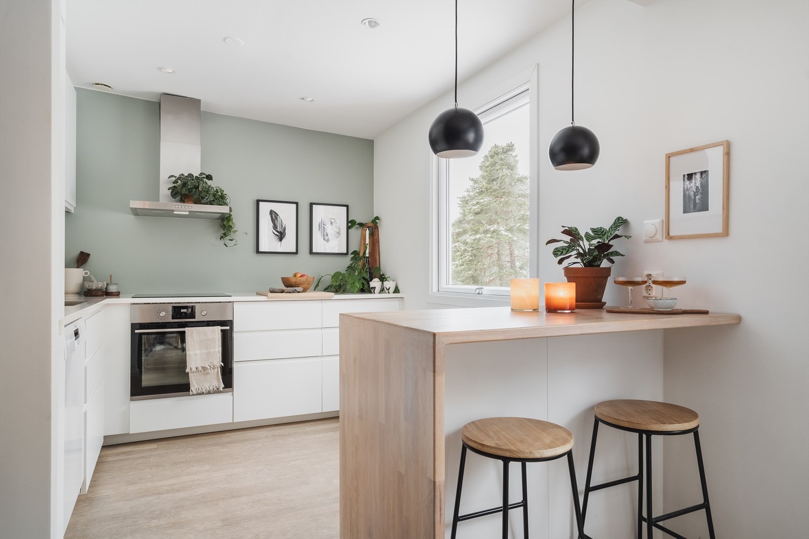 Lys og tidløs kjøkkeninnredning fra 2016 med god skap- og benkeplass Galleribilde