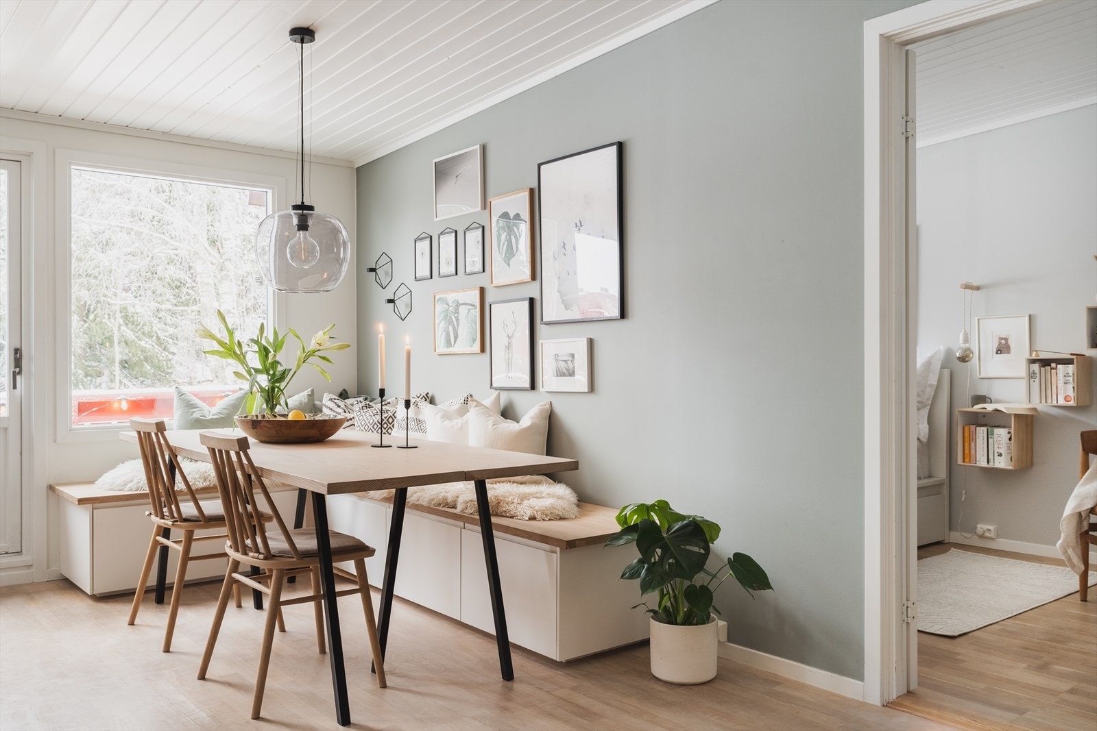 Hyggelig sittekrok med plass til stort spisebord og mange middagsgjester Galleribilde