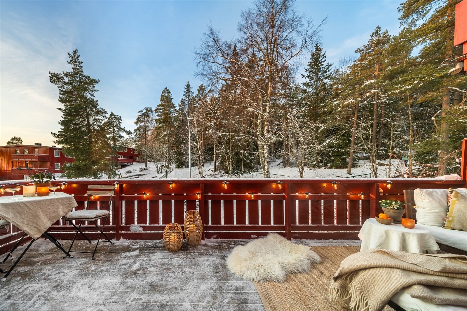 Vestvendt balkong på 12 kvm med sol fra ca. kl. 13-20.00 på sommerstid Galleribilde