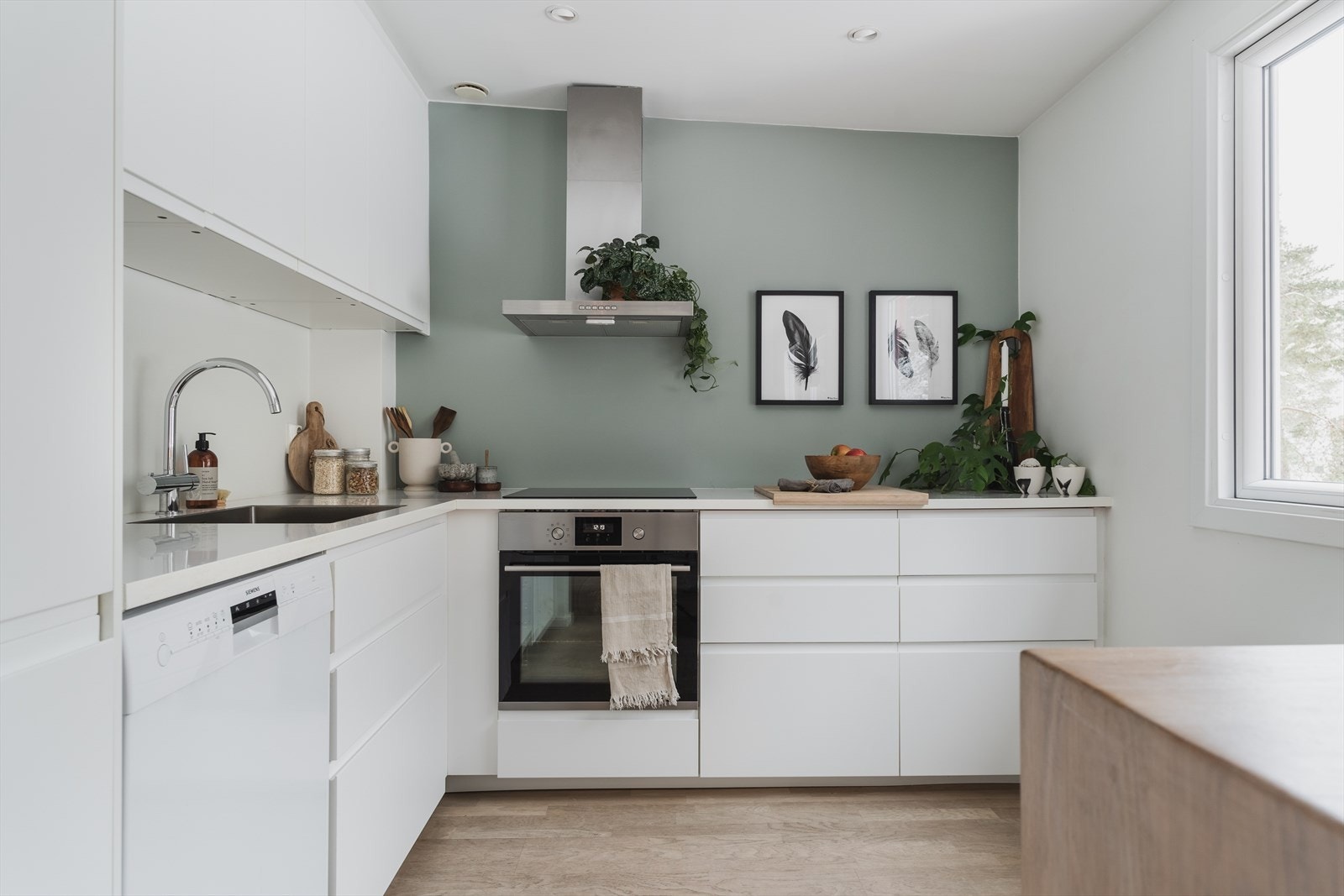 Induksjonstopp, stekeovn og kjøl/frys er integrert i innredningen Galleribilde