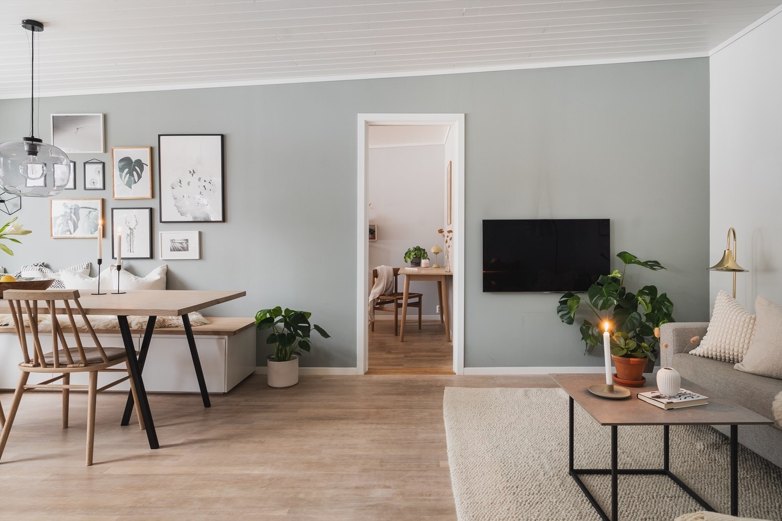 Fra stue/spisestue har du adkomst til romslig soverom Galleribilde