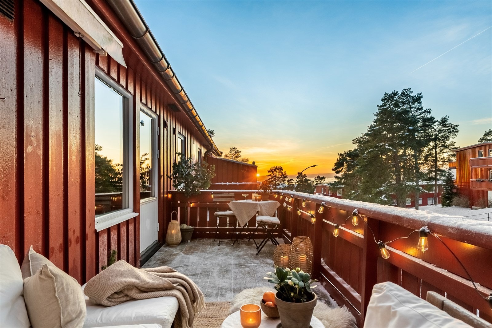 Leilighetene ligger høyt i terrenget og har god sjøutsikt fra balkongen Galleribilde