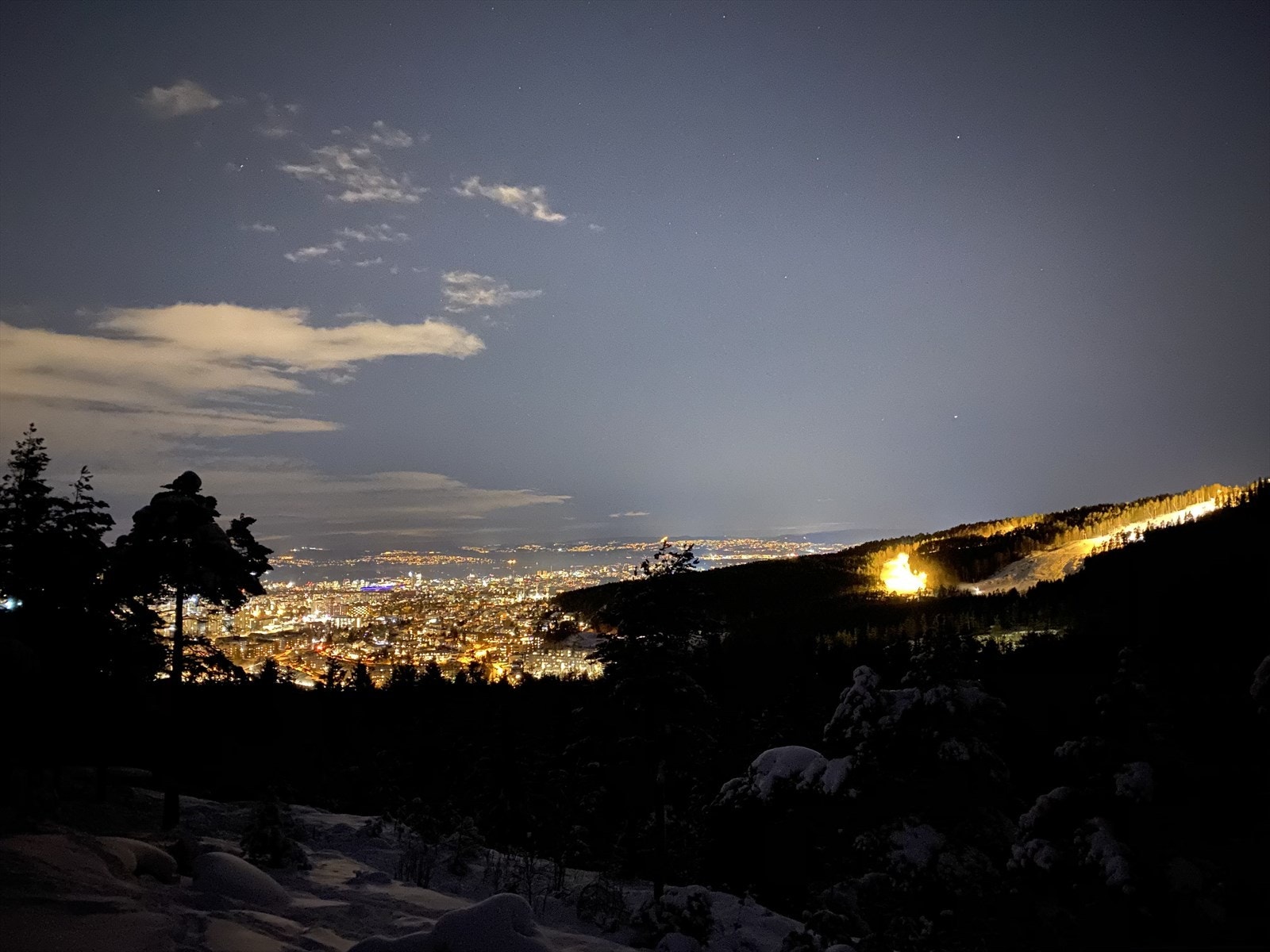 Utsikt fra glassberget på vestsiden av Årvollåsen 10 min gange fra leiligheten. Galleribilde