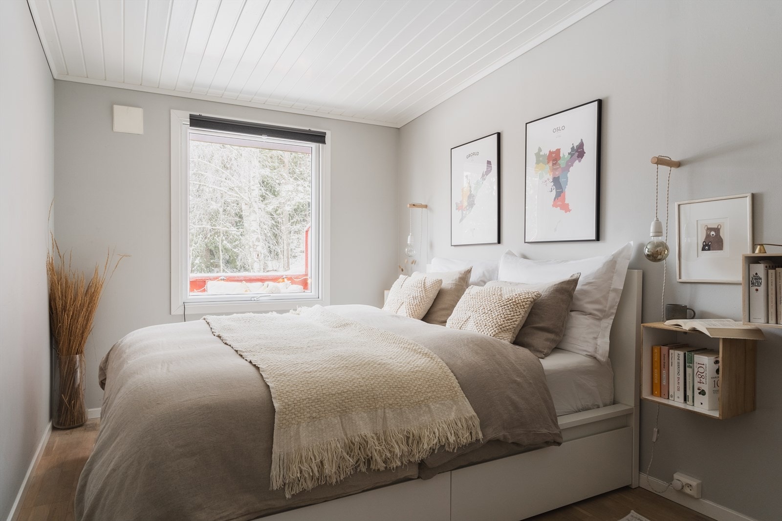 Stort soverom med plass til dobbeltseng og nattbord Galleribilde