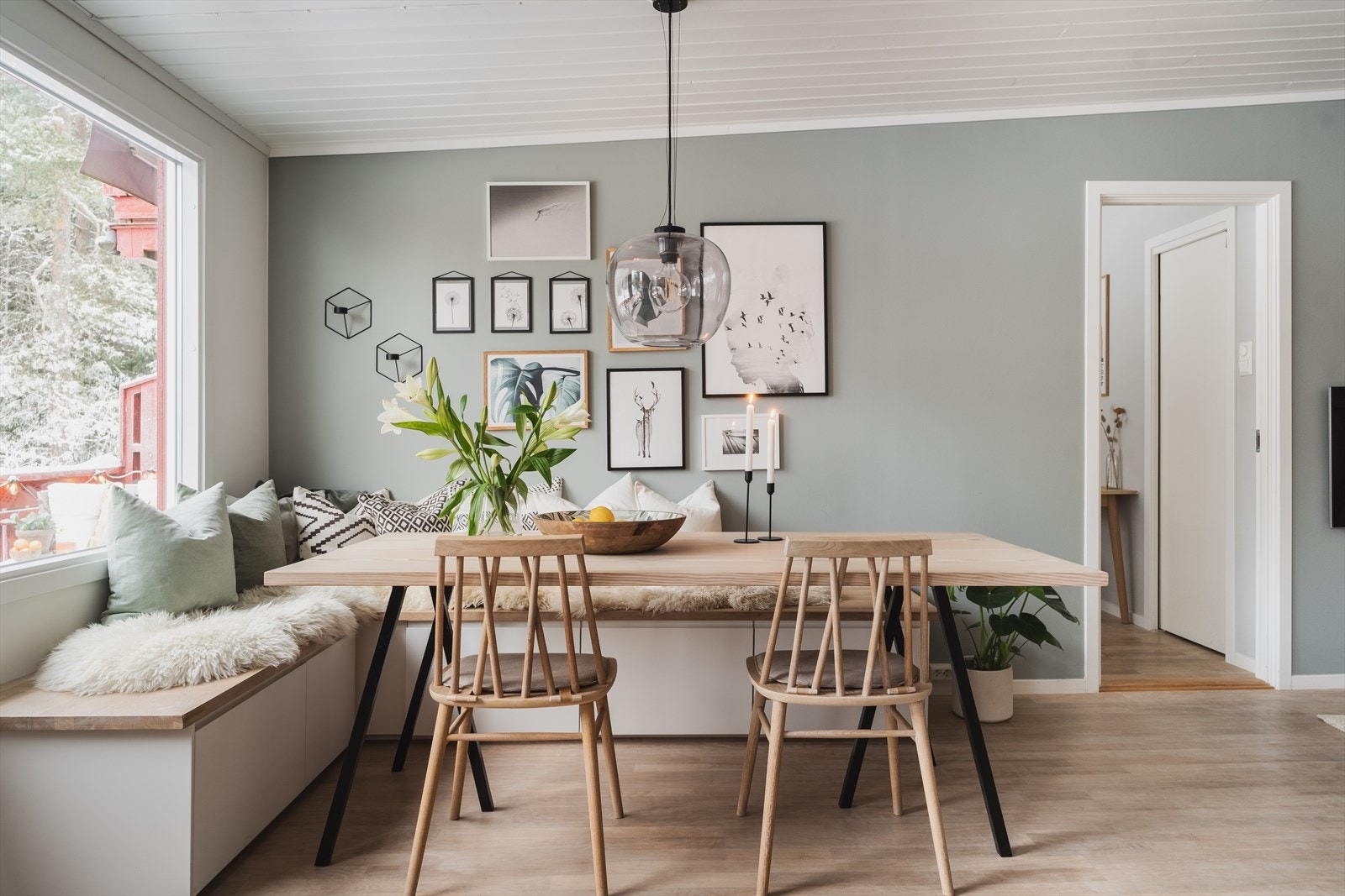 Plassbygd sittebenk med gode oppbevaringsmuligheter under Galleribilde