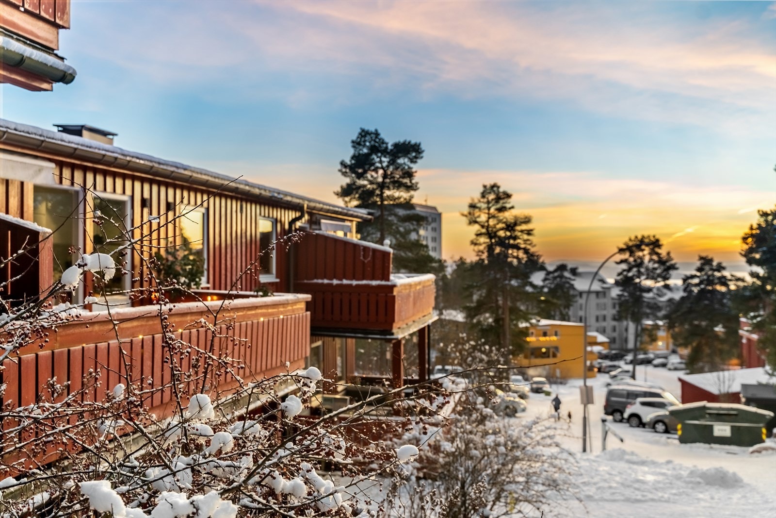 Det er felles parkeringsområde for beboere og gjester. El-bil ladere finnes på felles parkeringsplasser Galleribilde