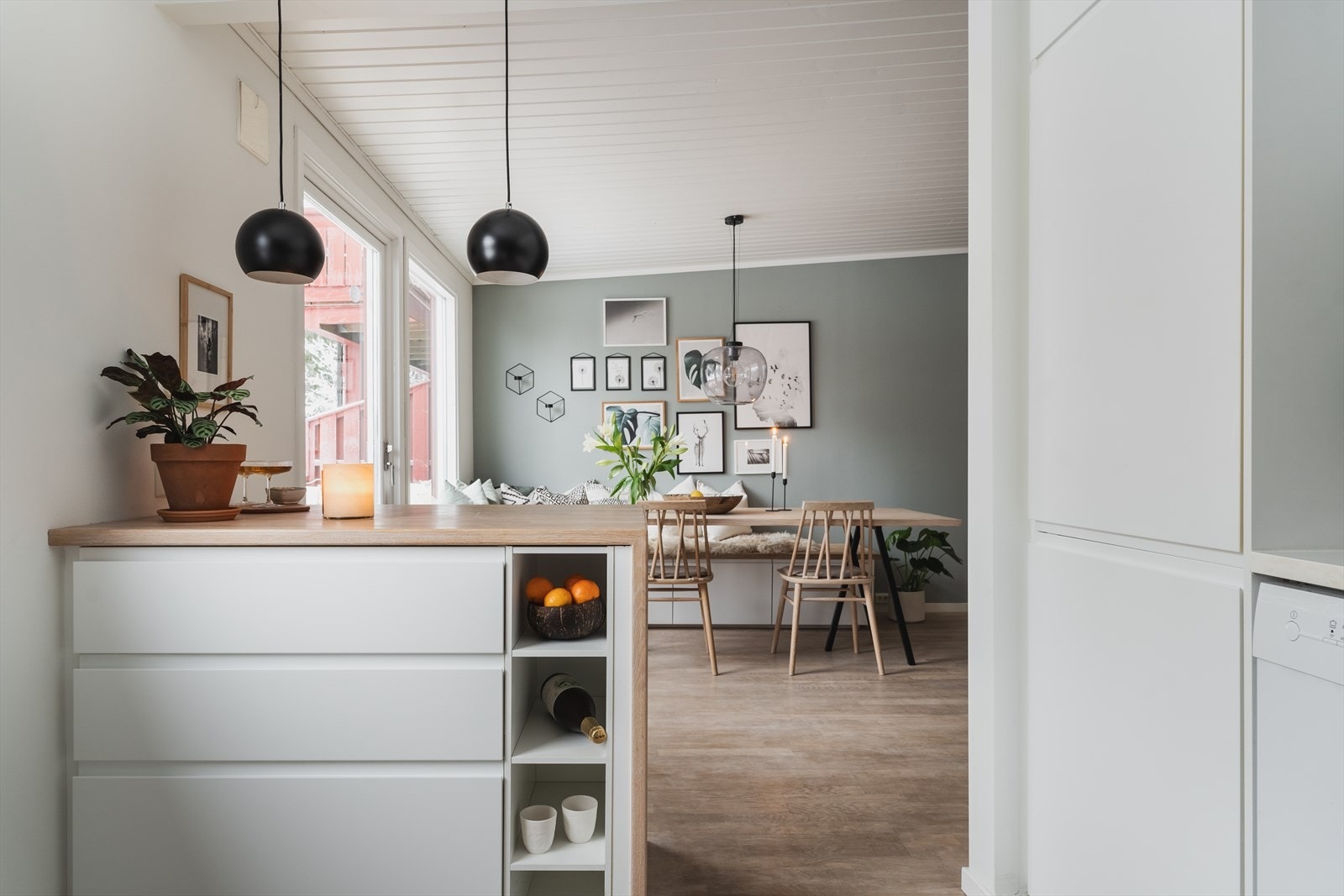 Kjøkken/stue har en delvis åpen løsning, men er samtidig godt tilbaketrukket fra hverandre Galleribilde