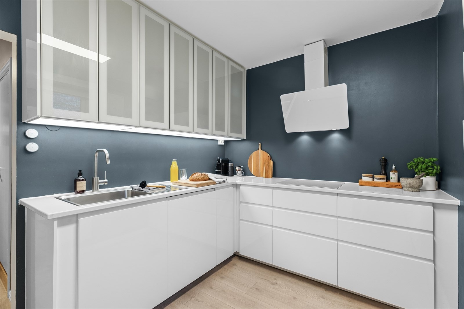 Ikea kjøkken fra 2019 med integrerte hvitevarer Galleribilde