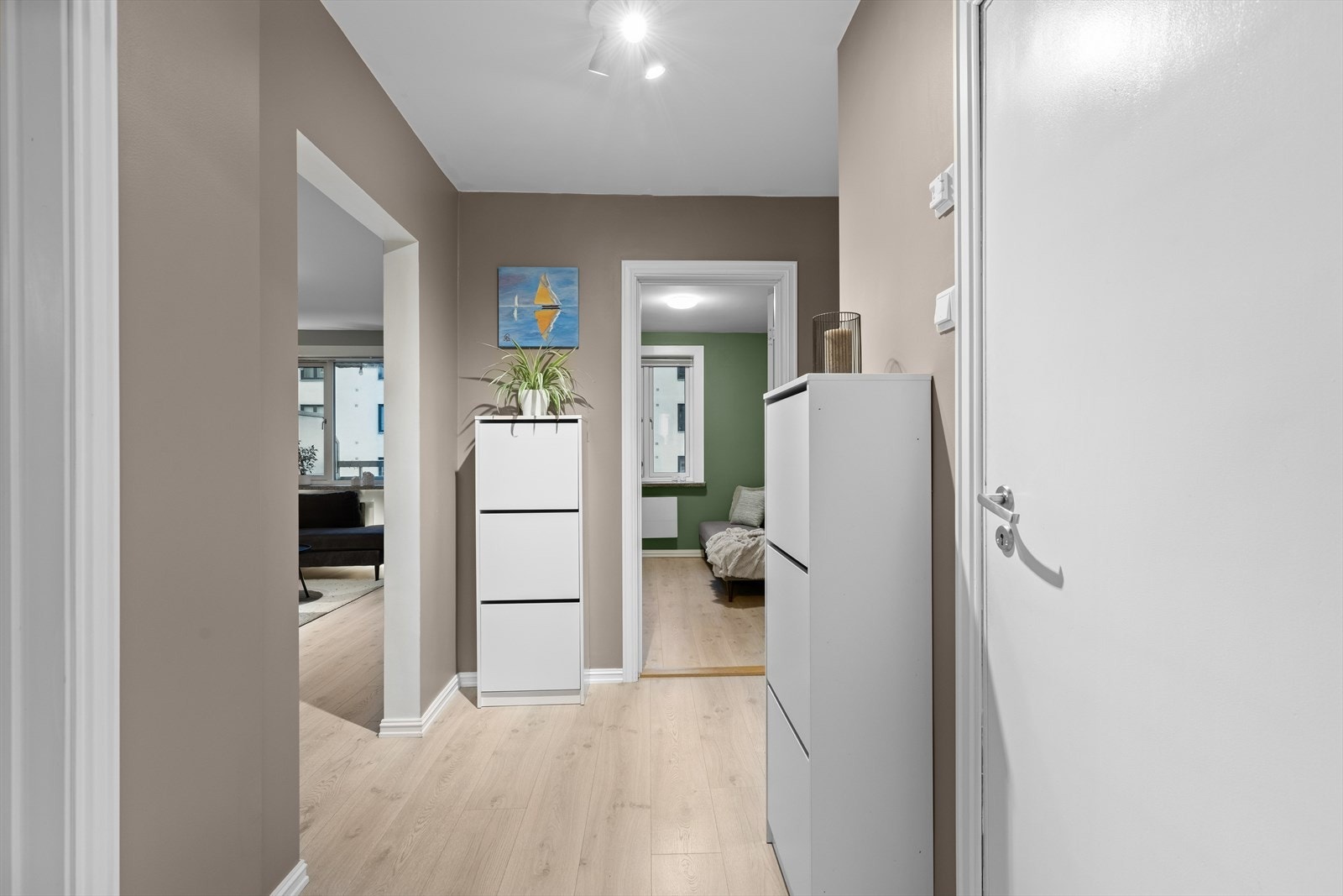 Fra entreen kommer du inn til leilighetens øvrige rom Galleribilde