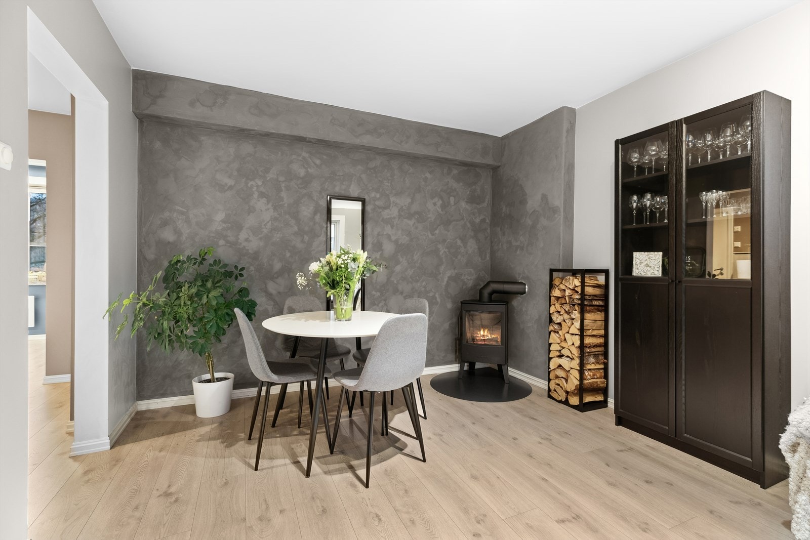 Stuen har en koselig peis som gir god varme på kalde vinterkvelder Galleribilde