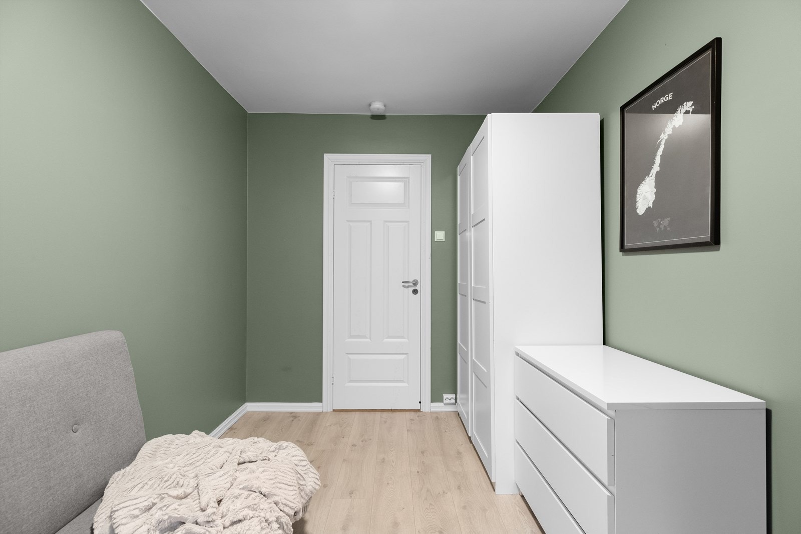 Soverom II er malt i behagelige fargetoner Galleribilde