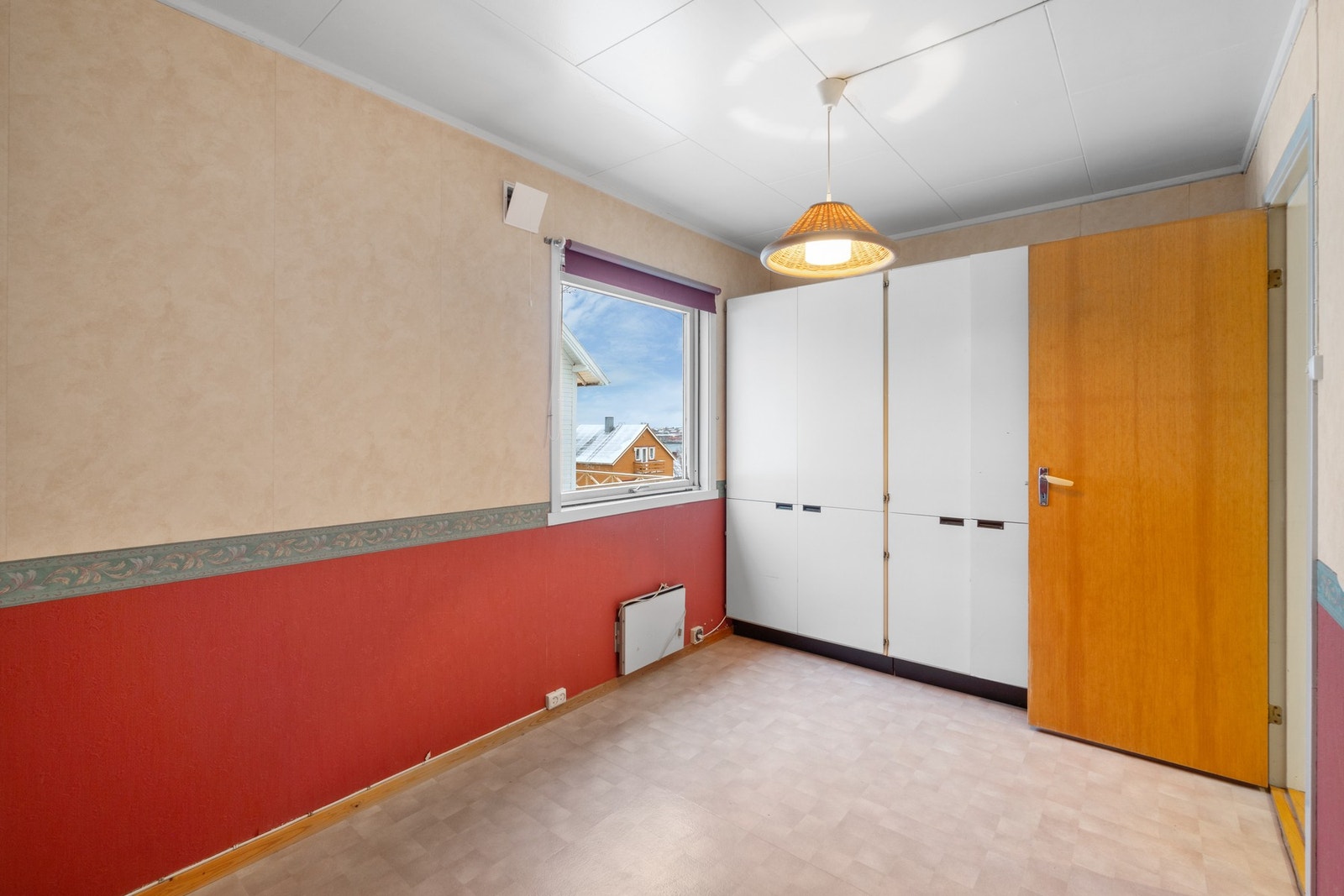 Her er det god plass til dobbeltseng og tilhørende garderobe. Galleribilde