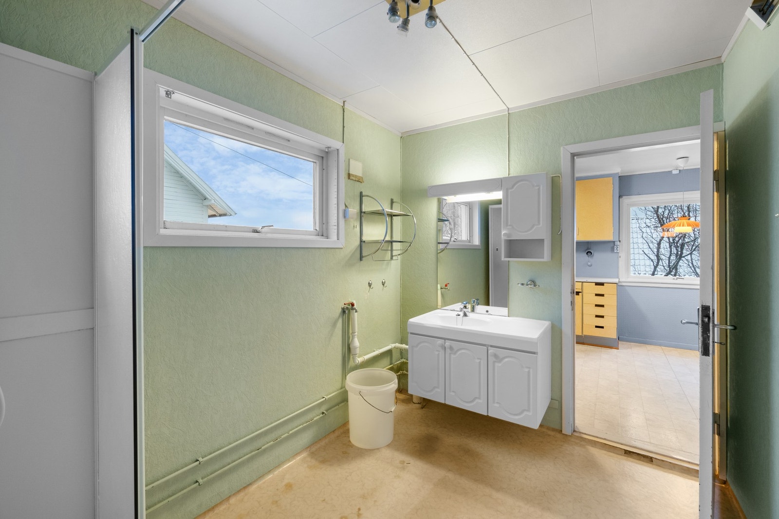 Nærliggende kjøkkenet er det et romslig bad. Galleribilde