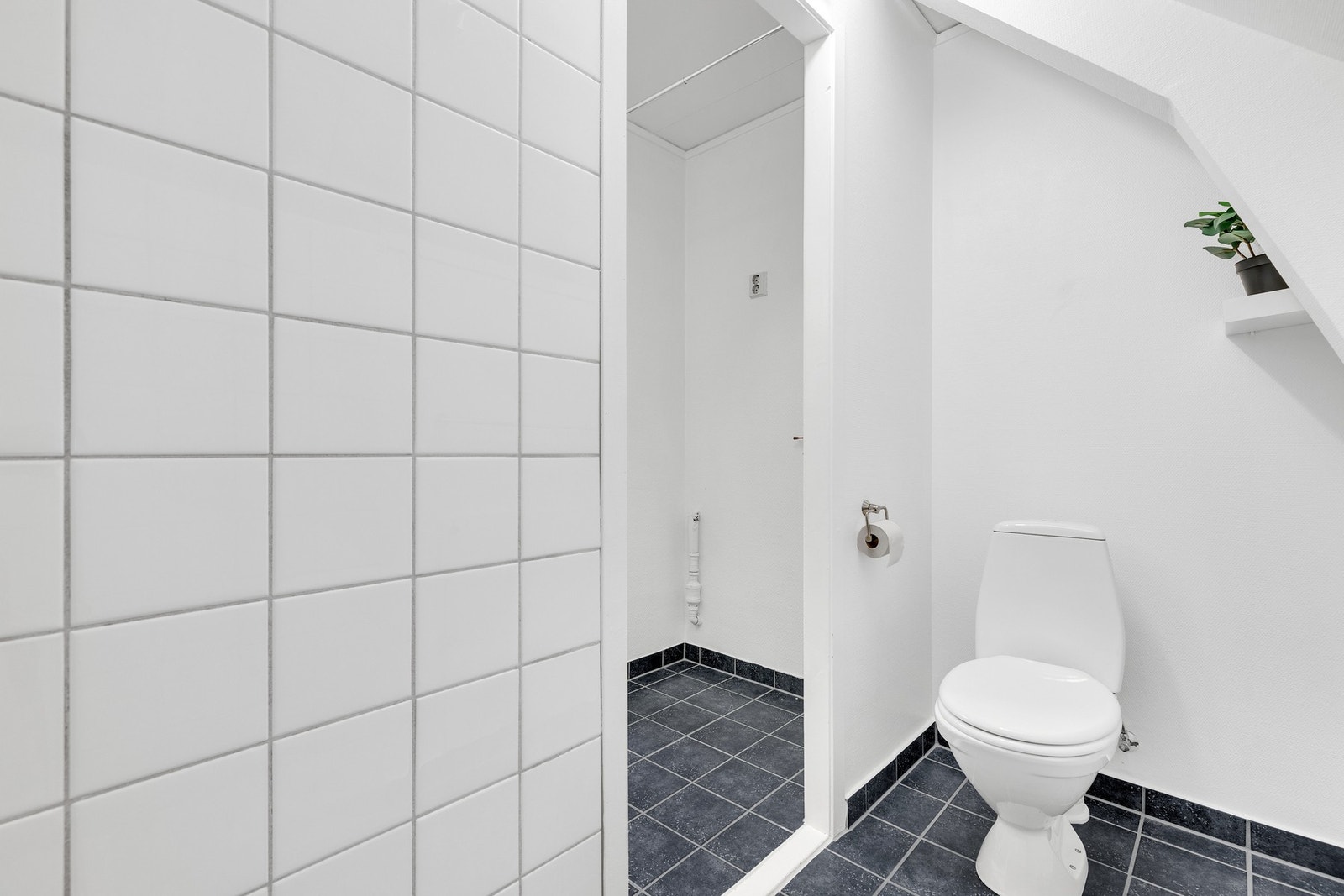 Opplegg for vaskemaskin og toalett. Galleribilde