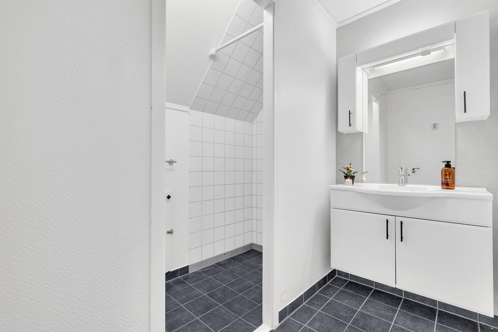 Lyst og pent flislagt bad. Med bruk av Protimeter (fuktindikator) og piggelektrode i trevirke i tilstøtende rom som er et kott, ble det ikke registrert forhøyede fuktverdier eller symptomer på fuktskade på svill og gipsplater på befaringsdagen. Galleribilde