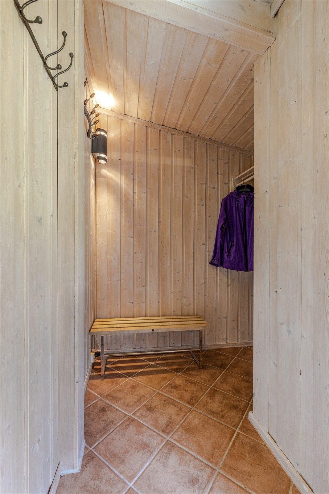 Gang med garderobe. Galleribilde