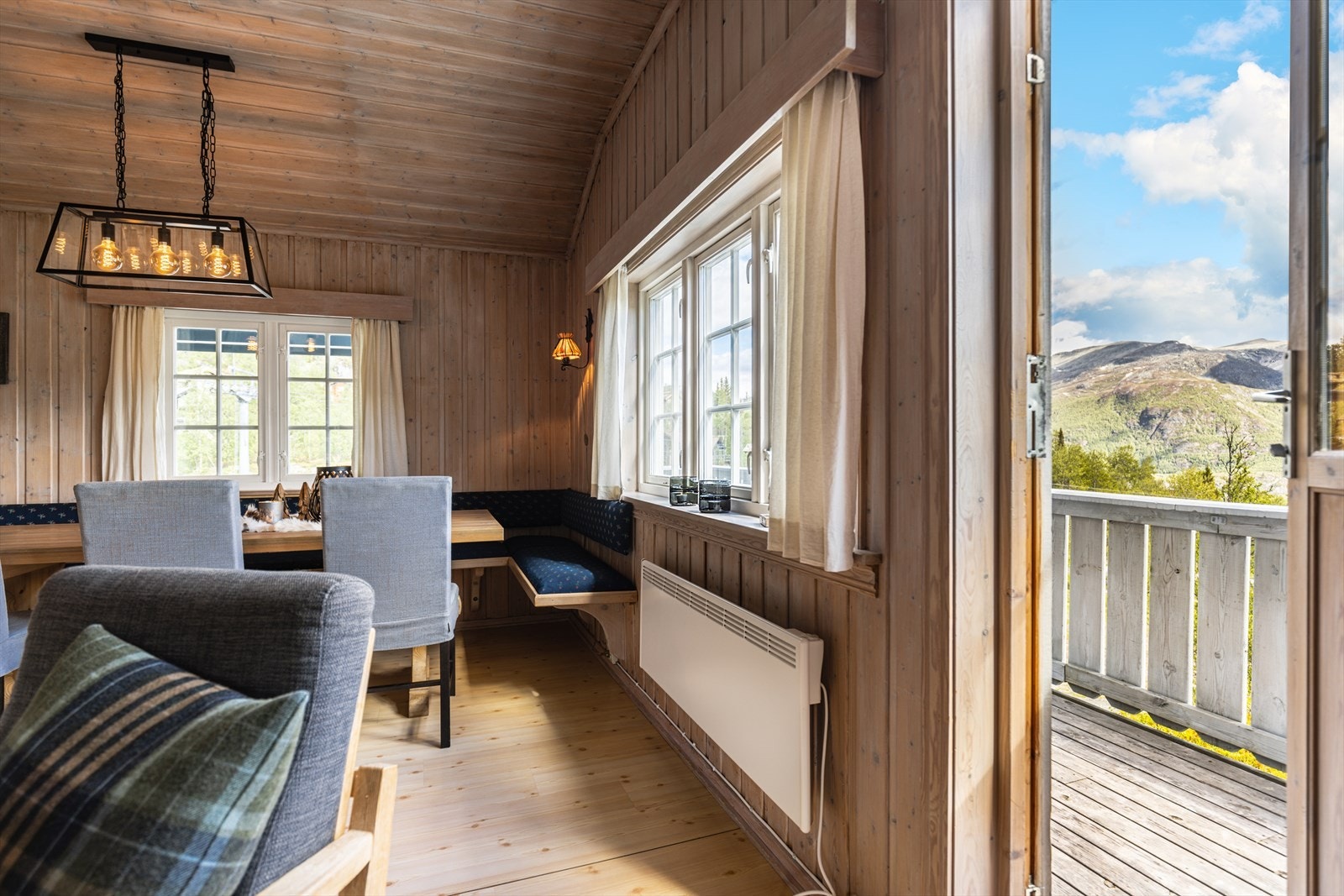 Fra oppholdsrommet har du en luftig og fantastisk utsikt mot de mektige fjellene i Nord. Galleribilde