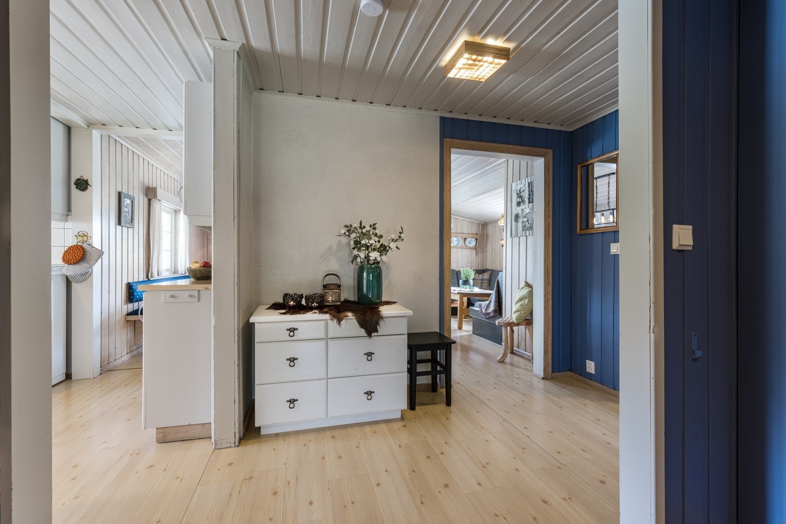 Stor hall med gode muligheter for garderober. Galleribilde