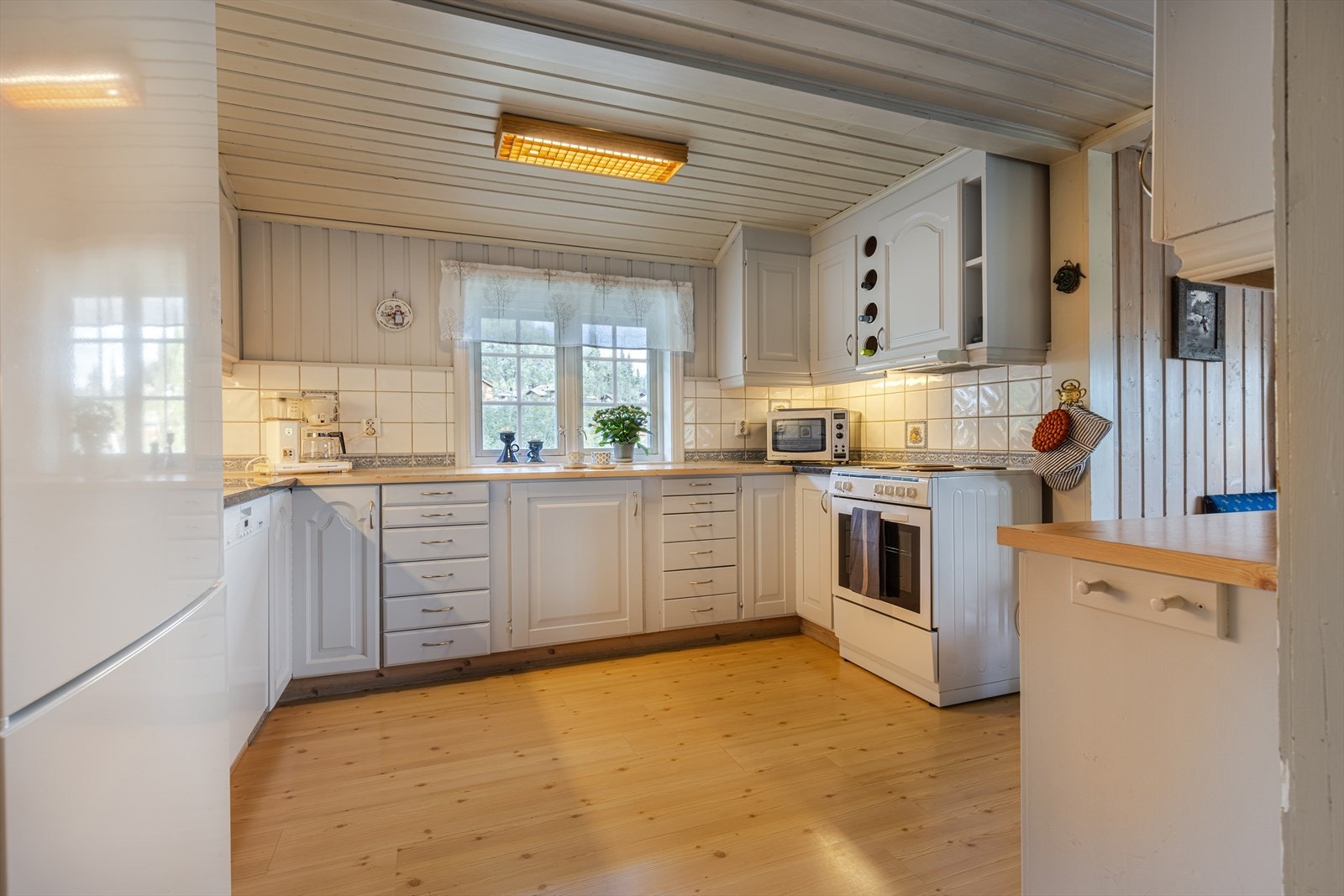 Stort kjøkken med god benkeplass! Galleribilde