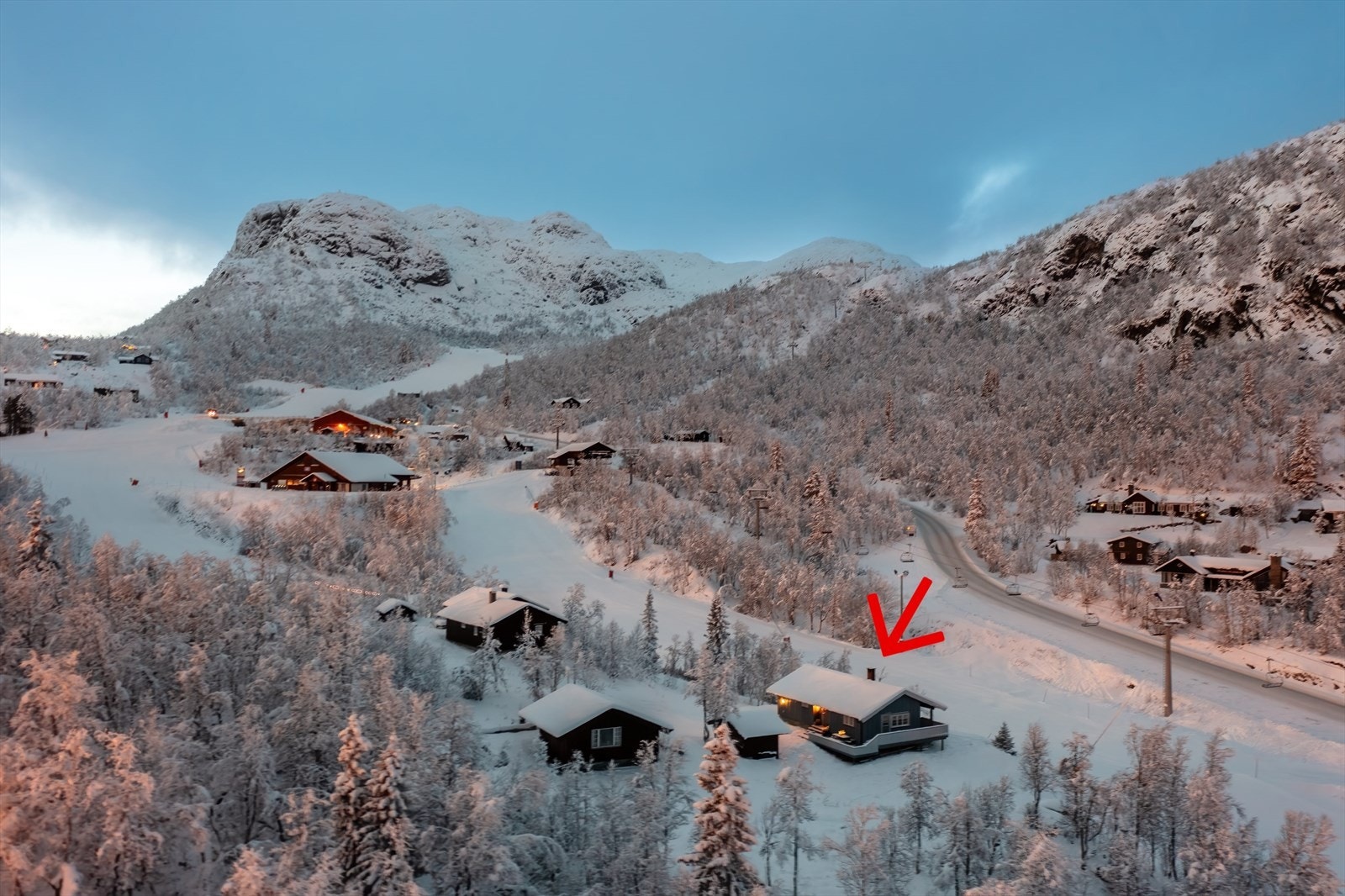 Eiendommen ligger midt inne i skieventyret - omringet av skiløyper og vakker høyfjellsnatur! Galleribilde