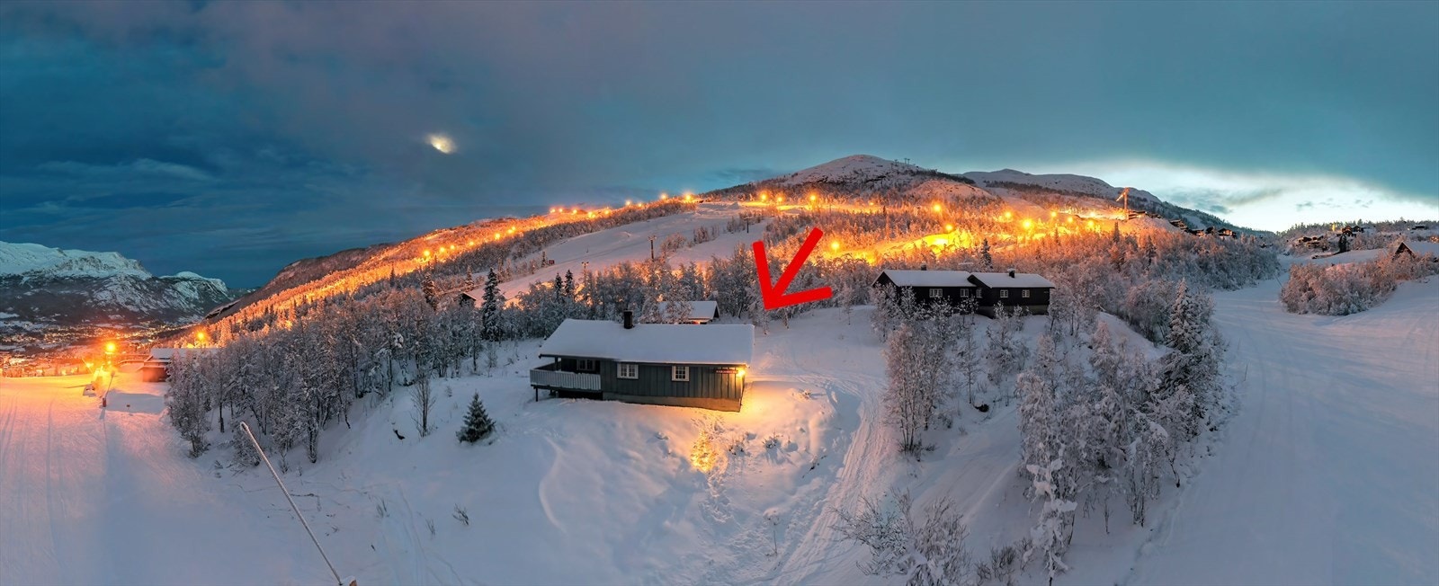 Beliggenheten er privat og unik - hvor herlig er det ikke å kunne nyte nypreparerte alpin løyper før frokost. Galleribilde