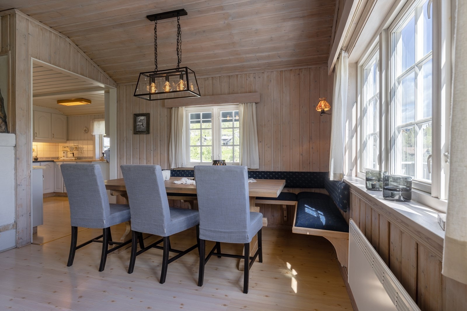 Hyggelig spisestue. Galleribilde