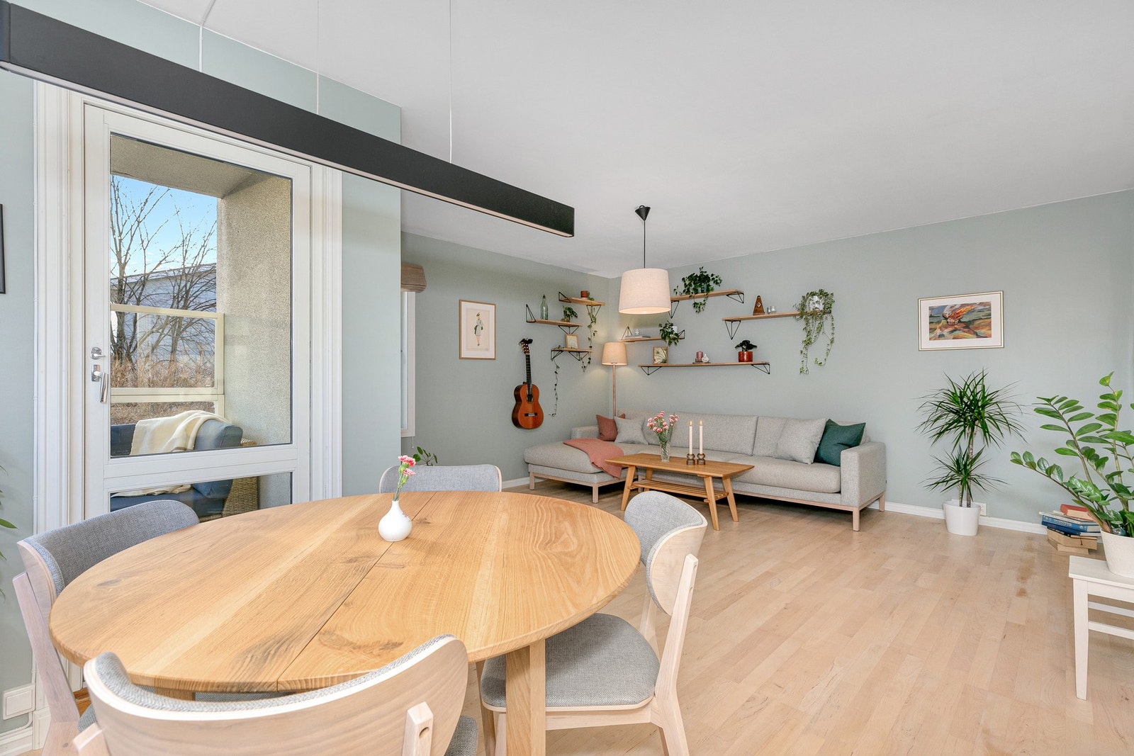 Det er god plass til både sofagruppe og spisestue i stua. Galleribilde