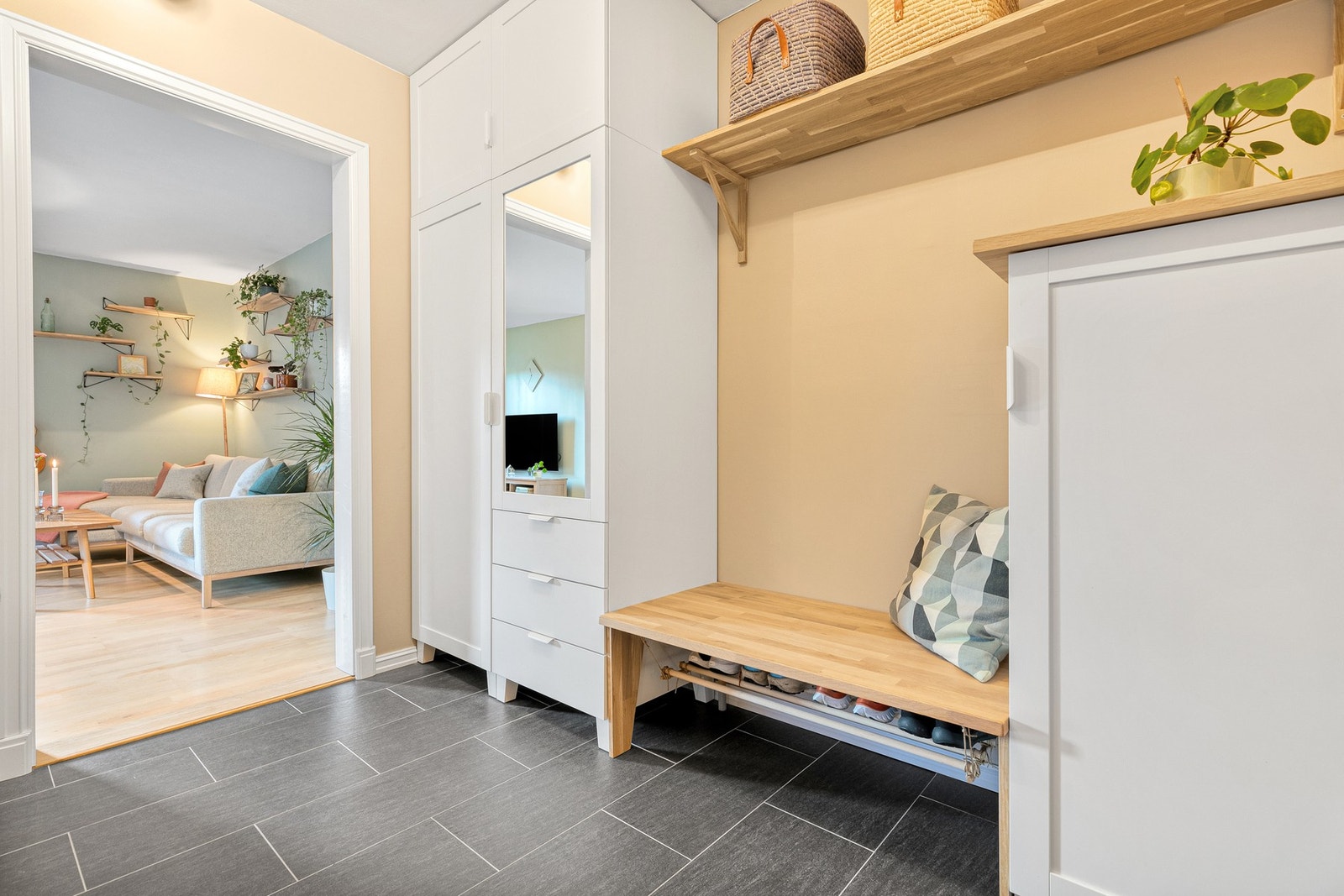 Gangen er flislagt med gulvvarme (2019) og har godt med oppbevaringsplass. Galleribilde