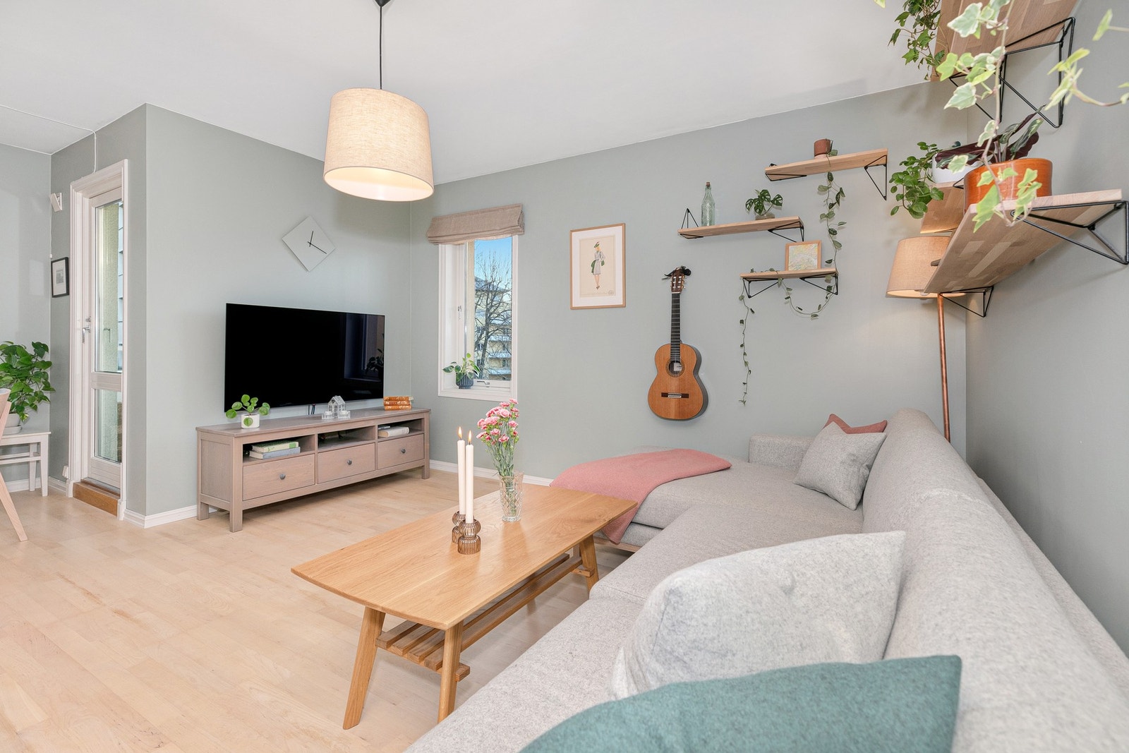 Fra stua er det utgang til balkongen på ca. 5,4 kvm. Galleribilde