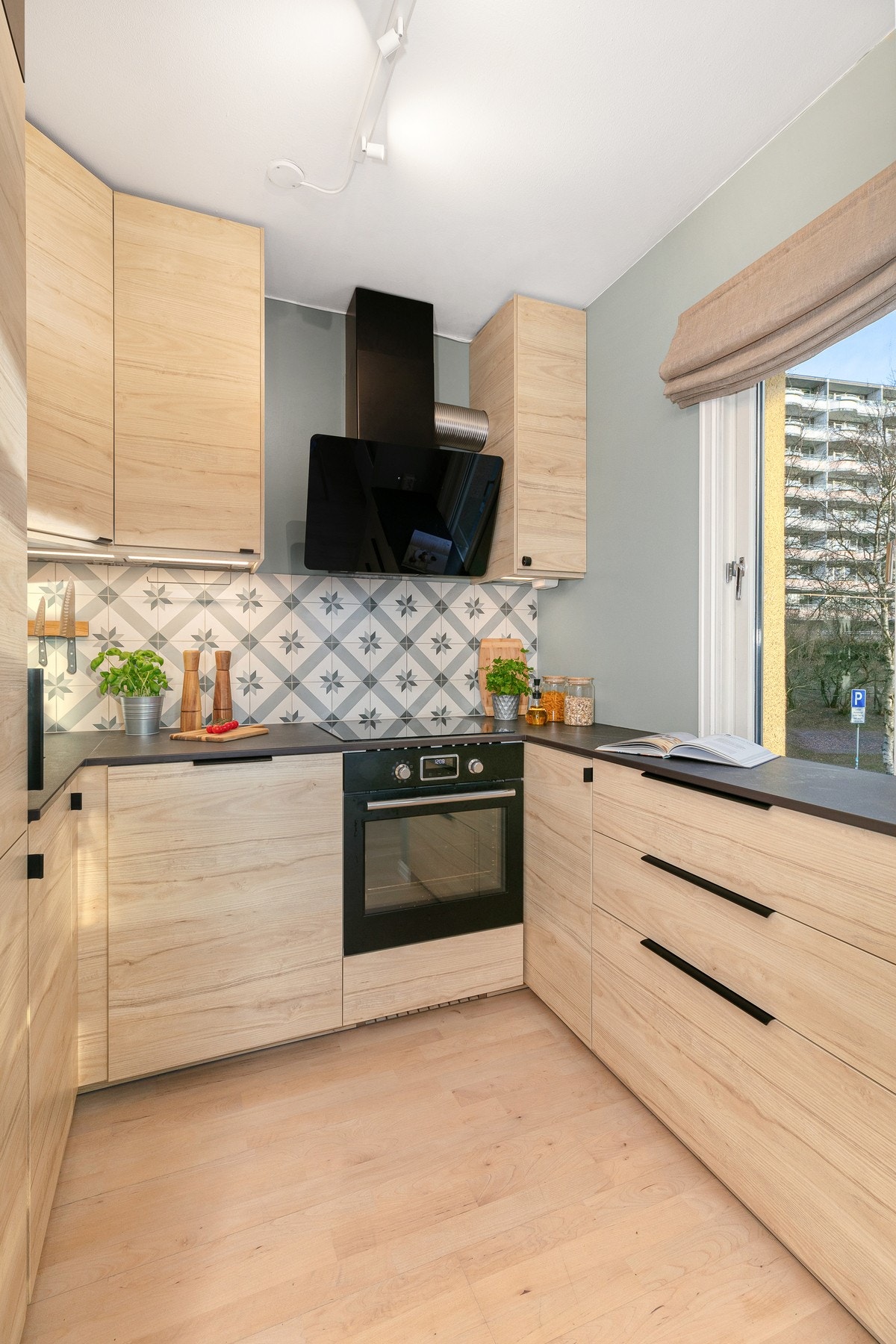 Her er det lagt opp til optimal utnyttelse av plassen med god plass i skuffer og skap. Galleribilde