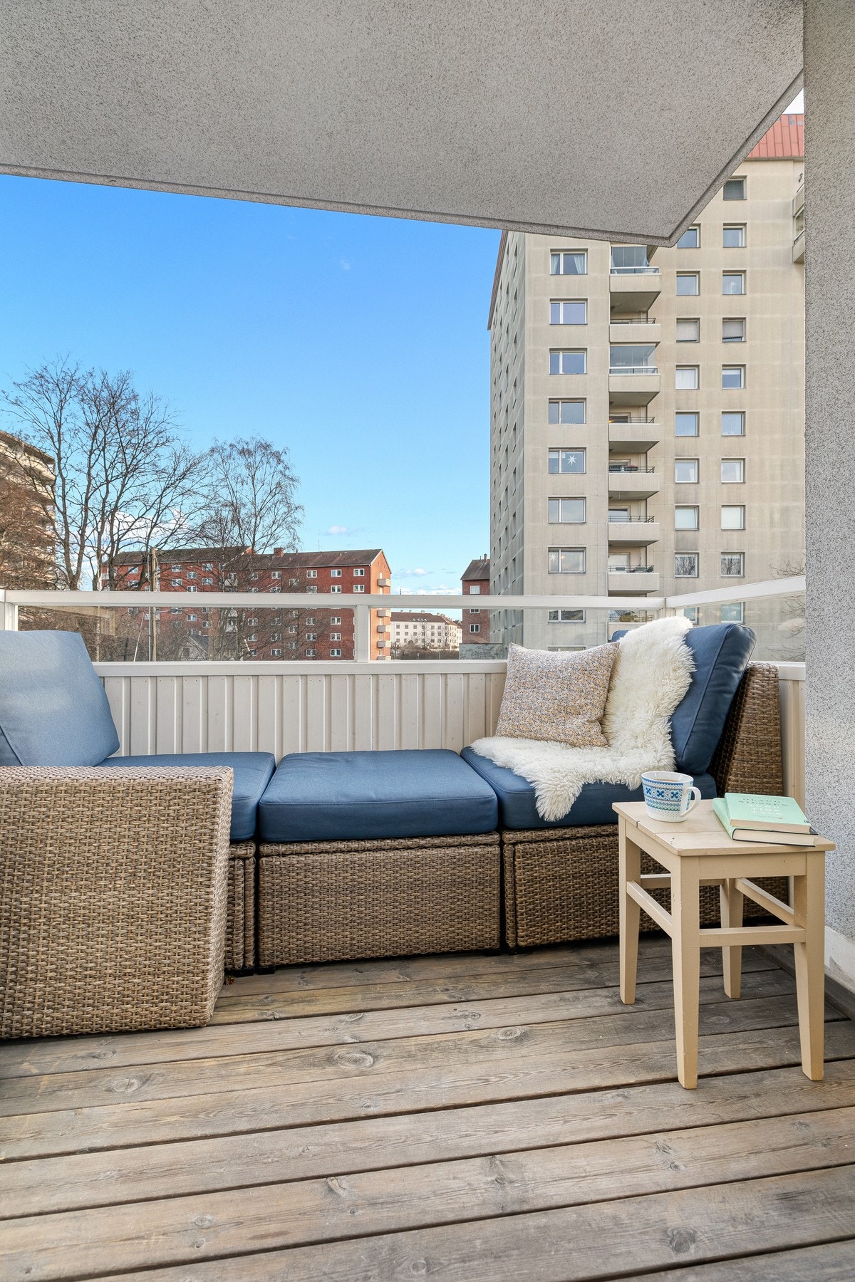 Leiligheten har en deilig, overbygget balkong på 5,4 kvm. med utgang fra stua. Galleribilde