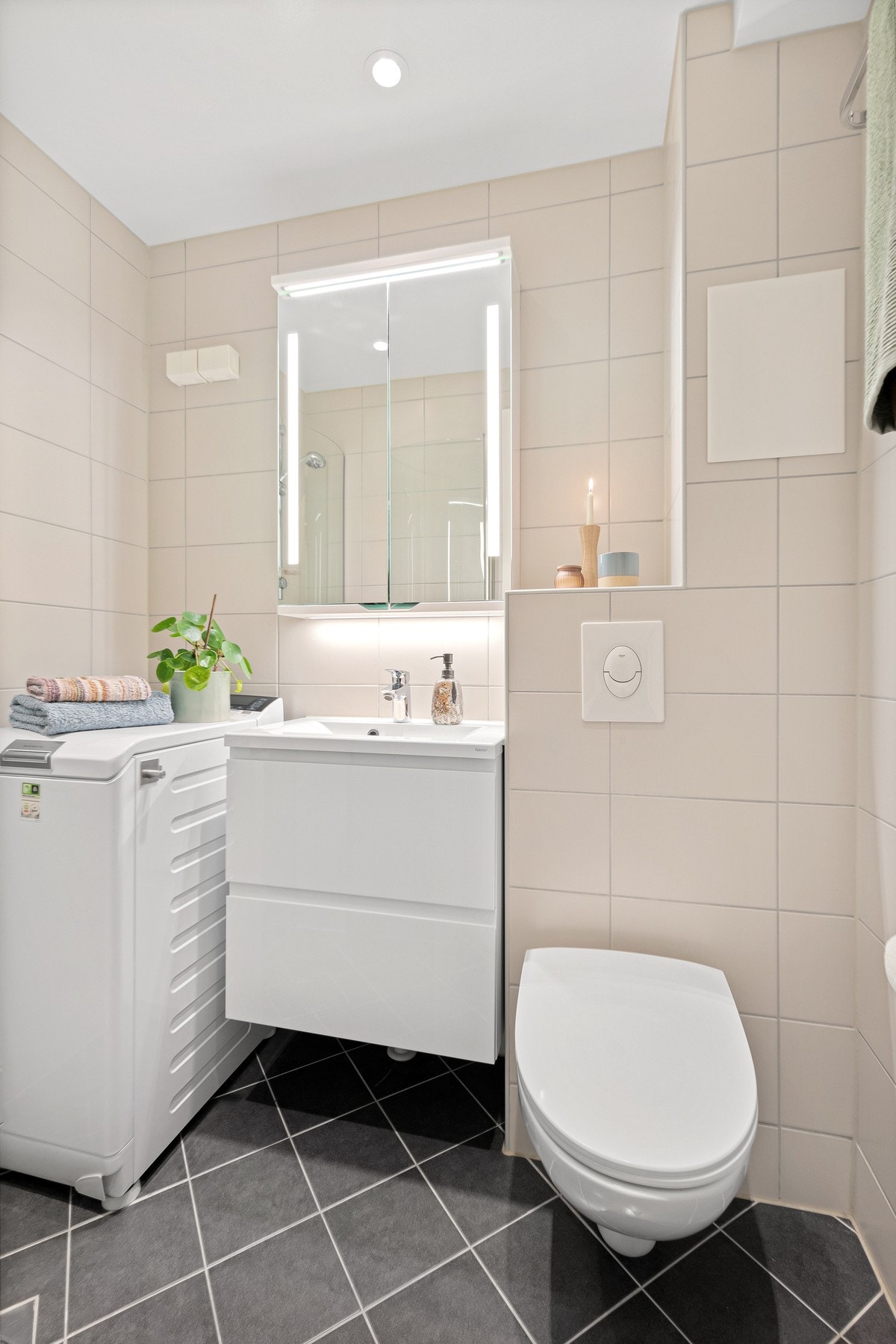 Pent og flislagt bad med gulvvarme som ble totalrehabilitert i regi av borettslaget i 2017. Galleribilde