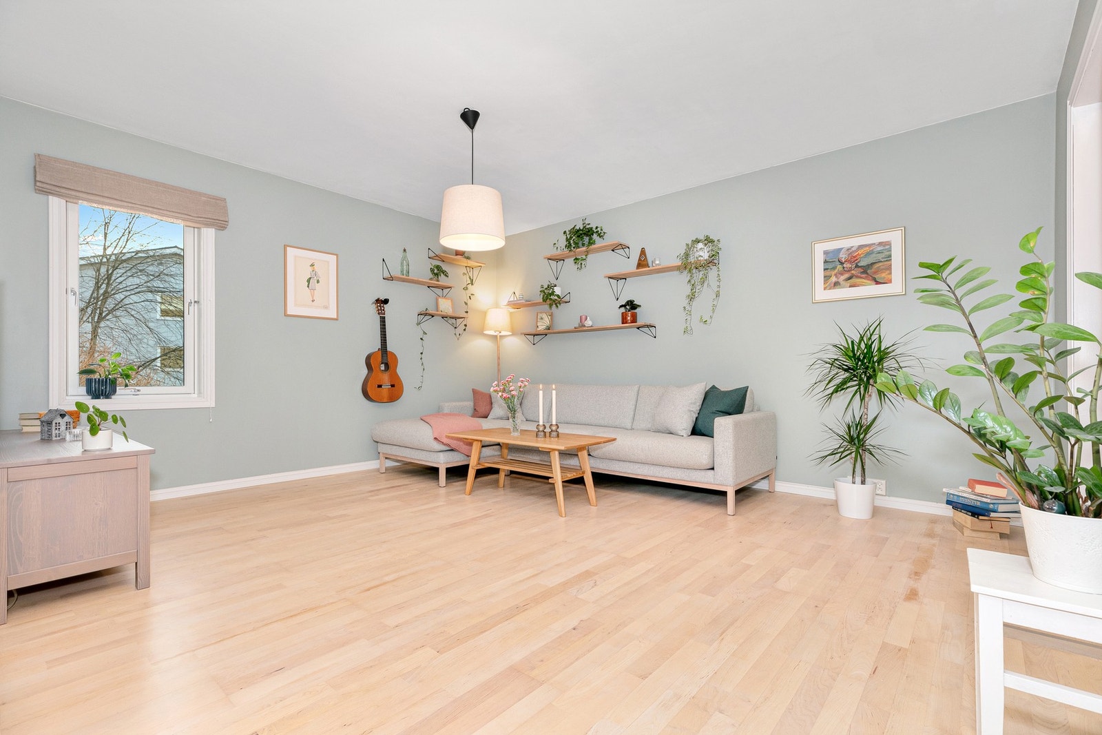 Lys og romslig stue med lysinnslipp fra store vinduer. Galleribilde