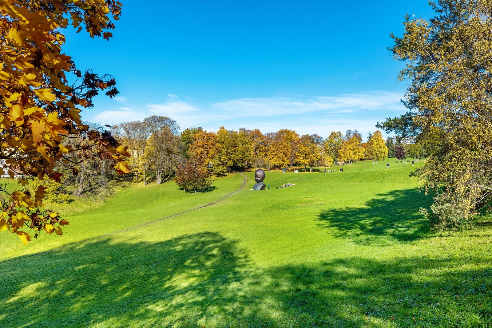 Torshovdalen ligger i nabolaget og har herlige grøntområder om sommeren og jibbepark og akebakker om vinteren. Galleribilde